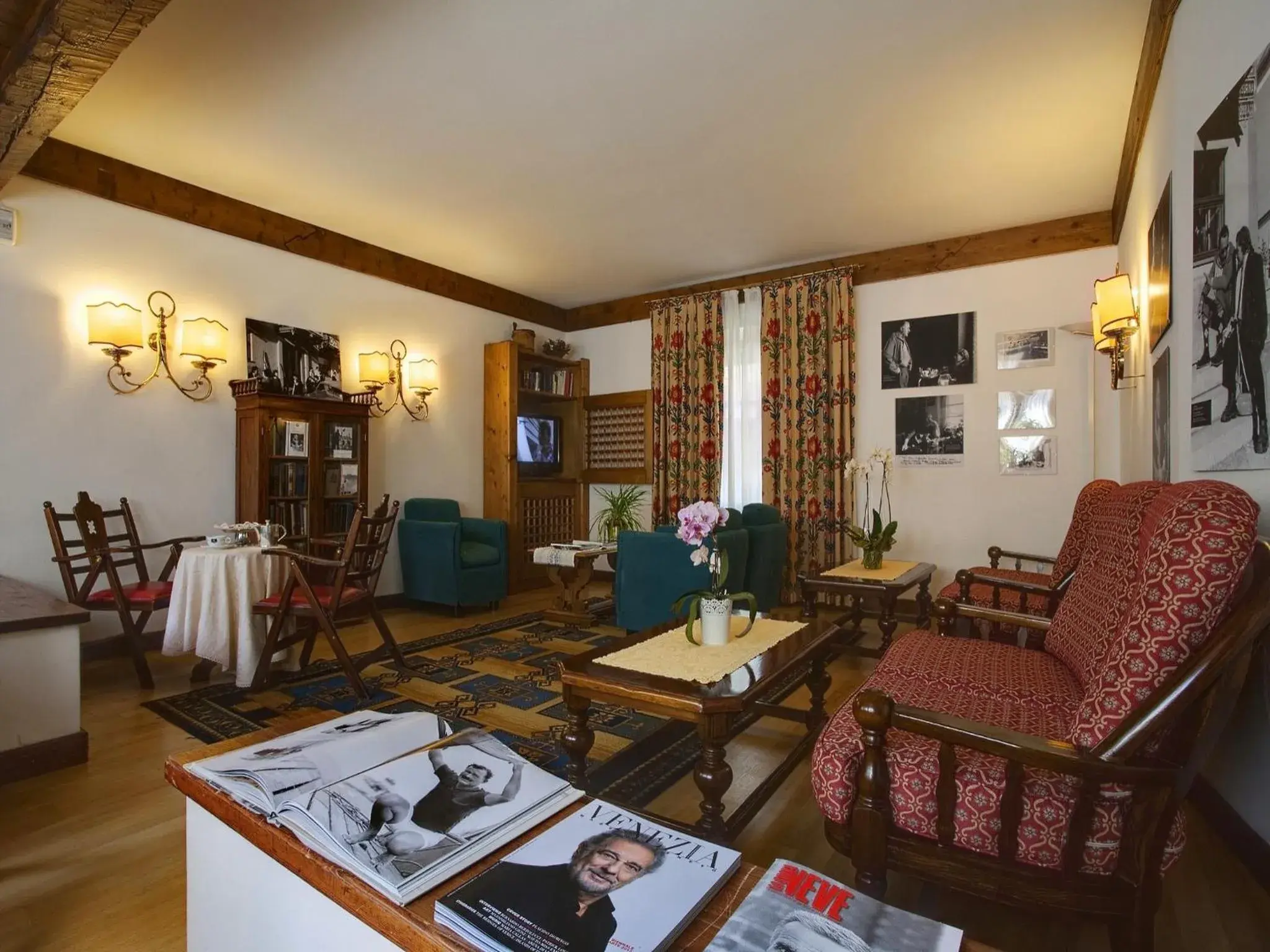 Communal lounge/ TV room, Seating Area in Hotel De La Poste