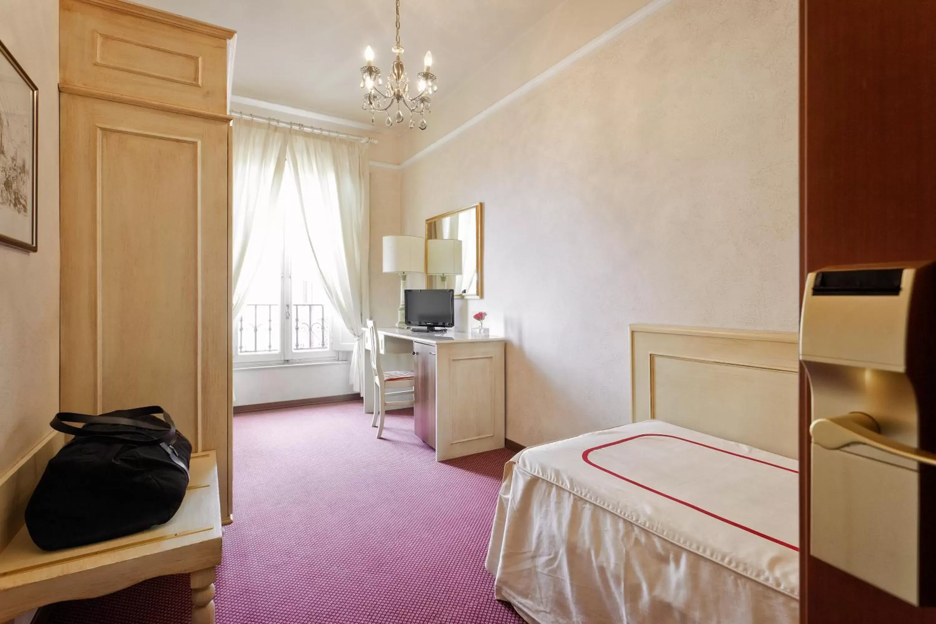 Bed, TV/Entertainment Center in Hotel Ercolini & Savi