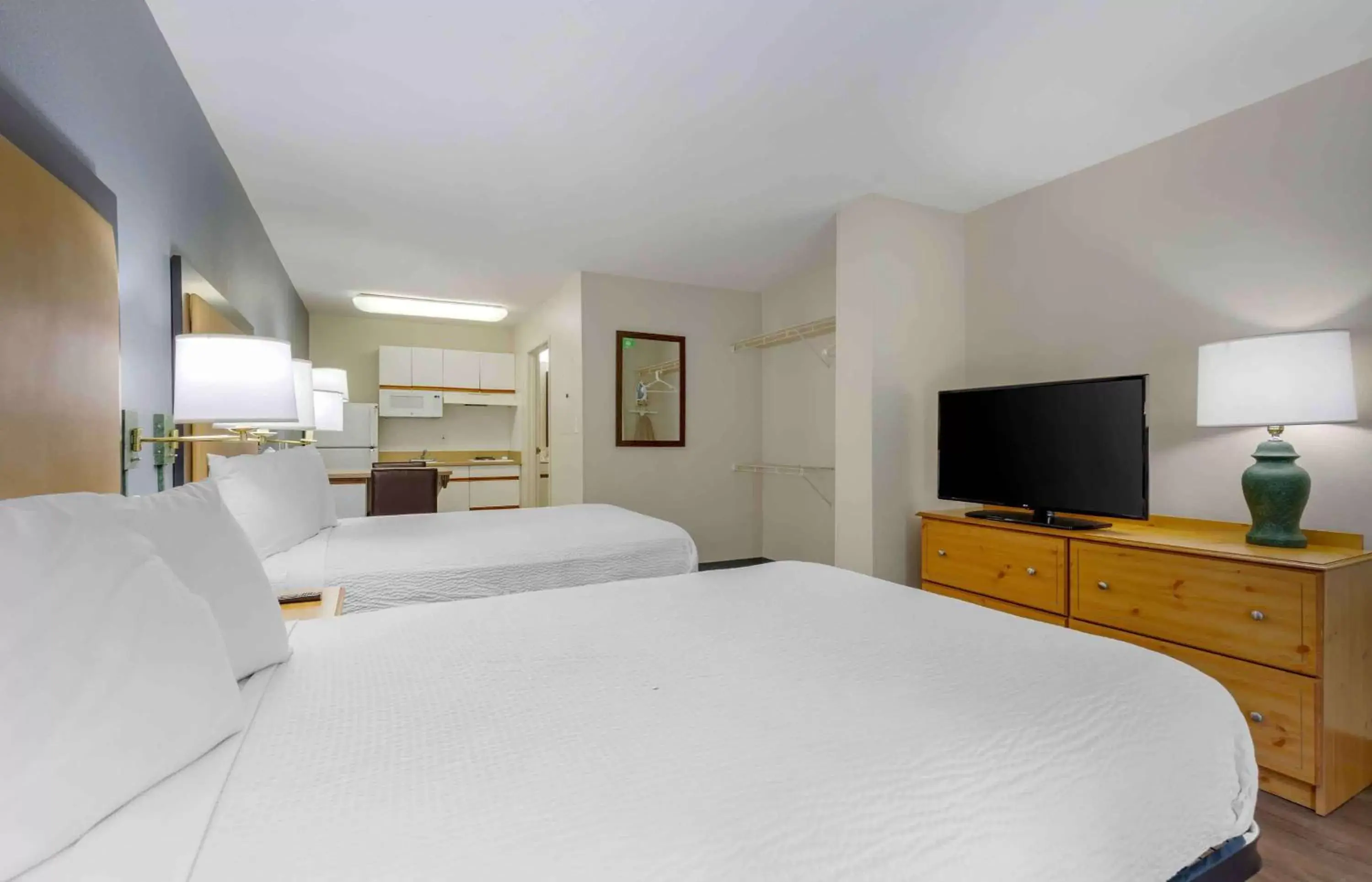 Bedroom, Bed in Extended Stay America Suites - Washington, DC - Fairfax - Fair Oaks