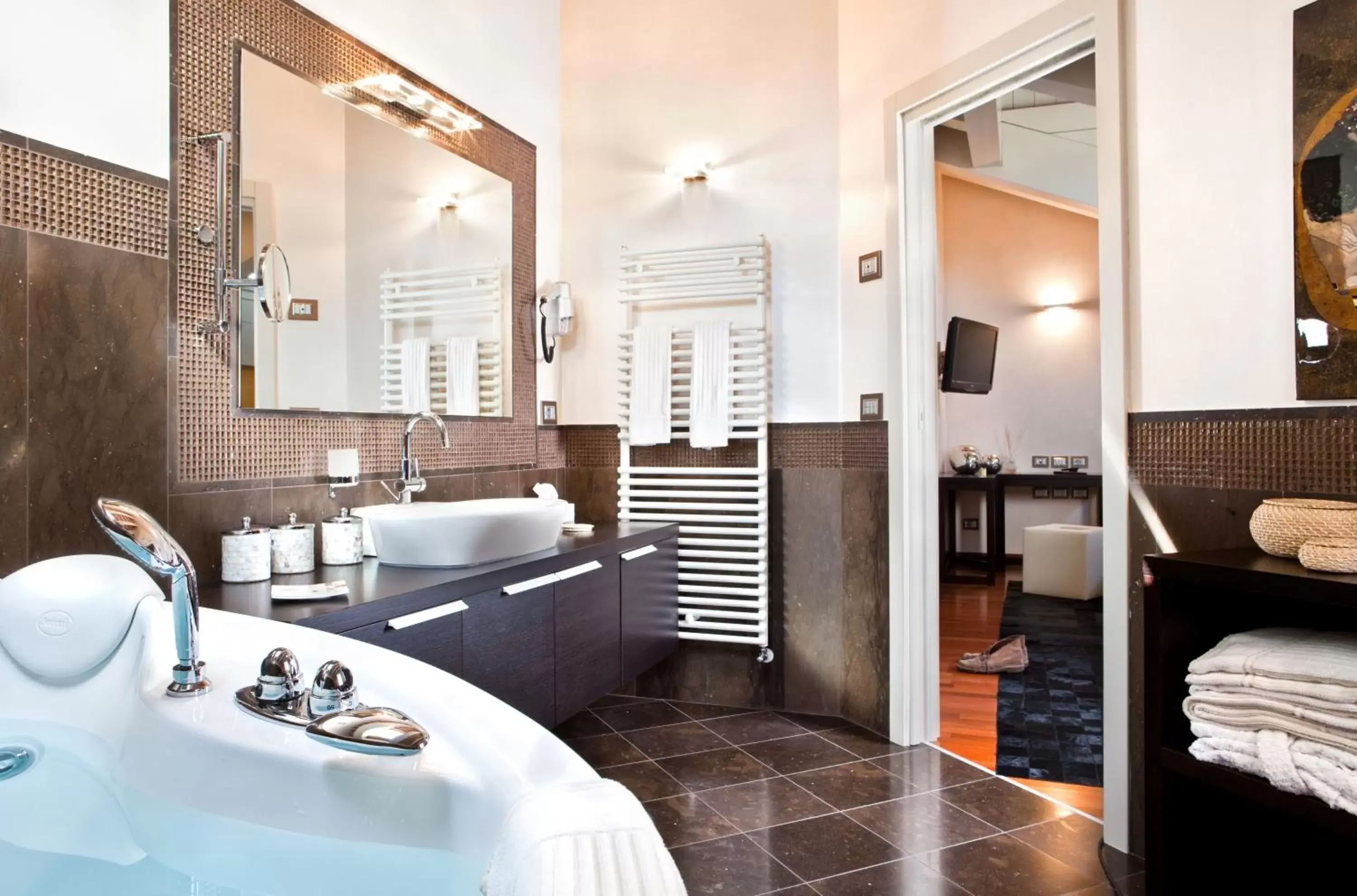 Hot Tub, Bathroom in Al Tezzon Hotel
