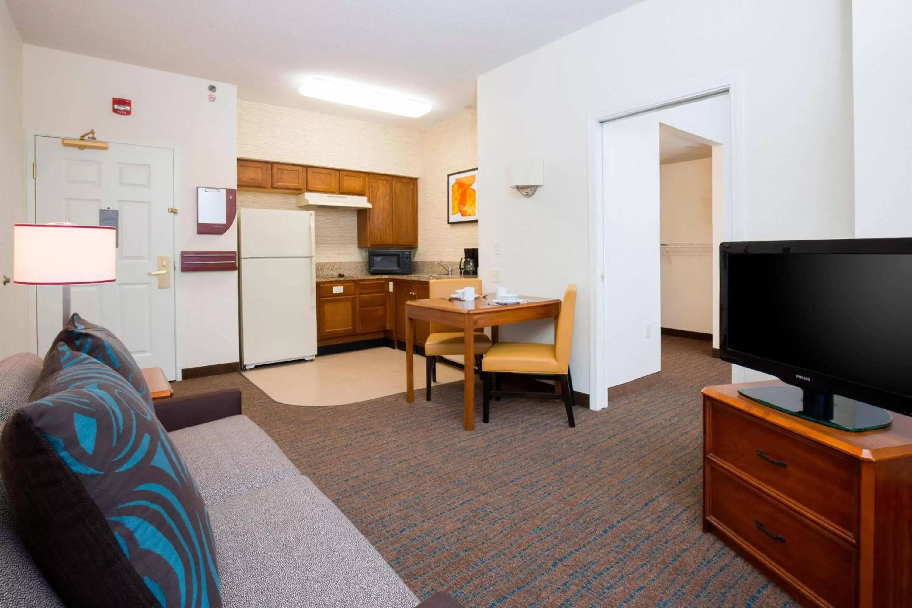 Bedroom, TV/Entertainment Center in Residence Inn Kansas City Olathe