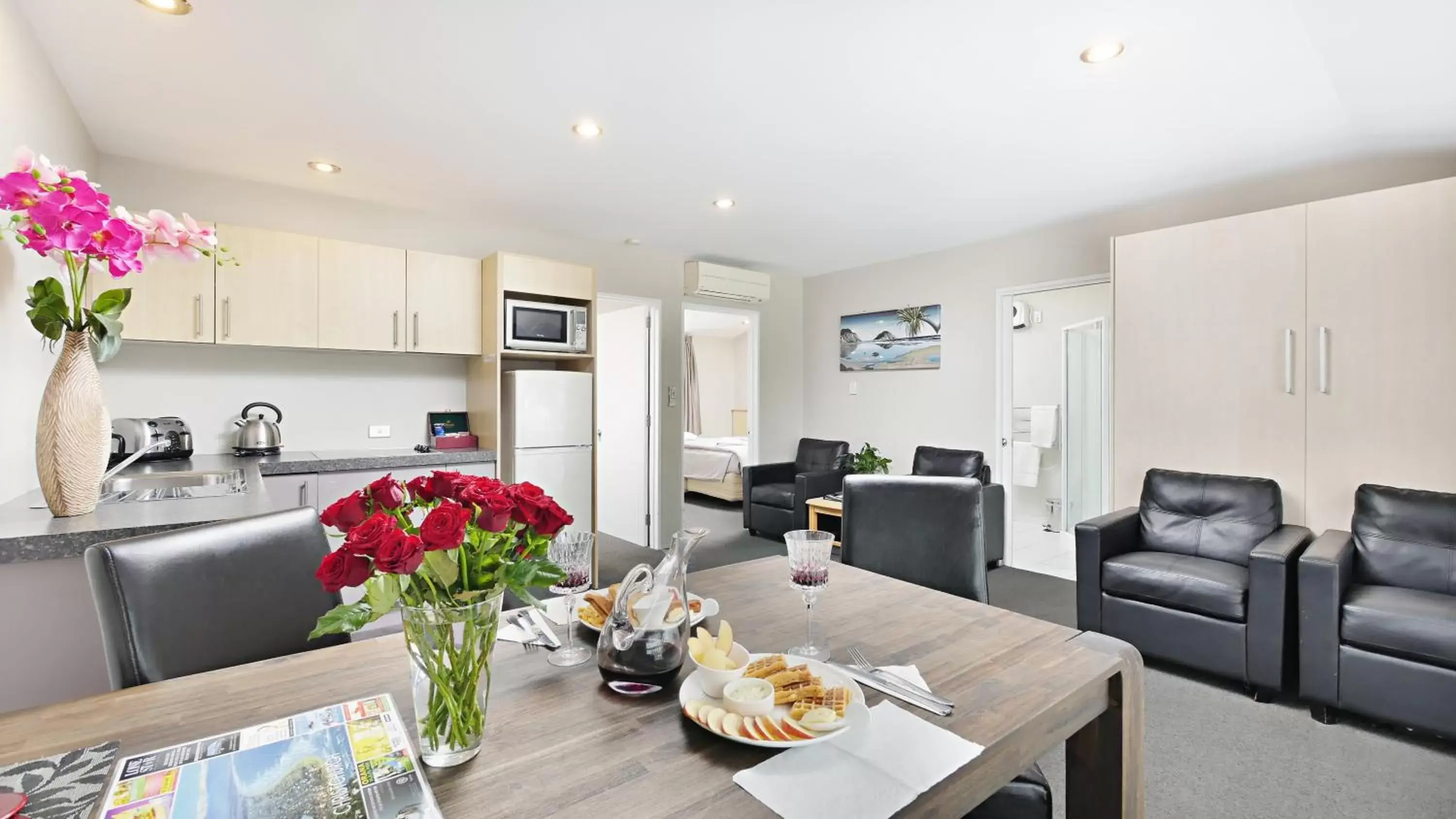 Kitchen or kitchenette, Dining Area in Arthur's Court Motor Lodge