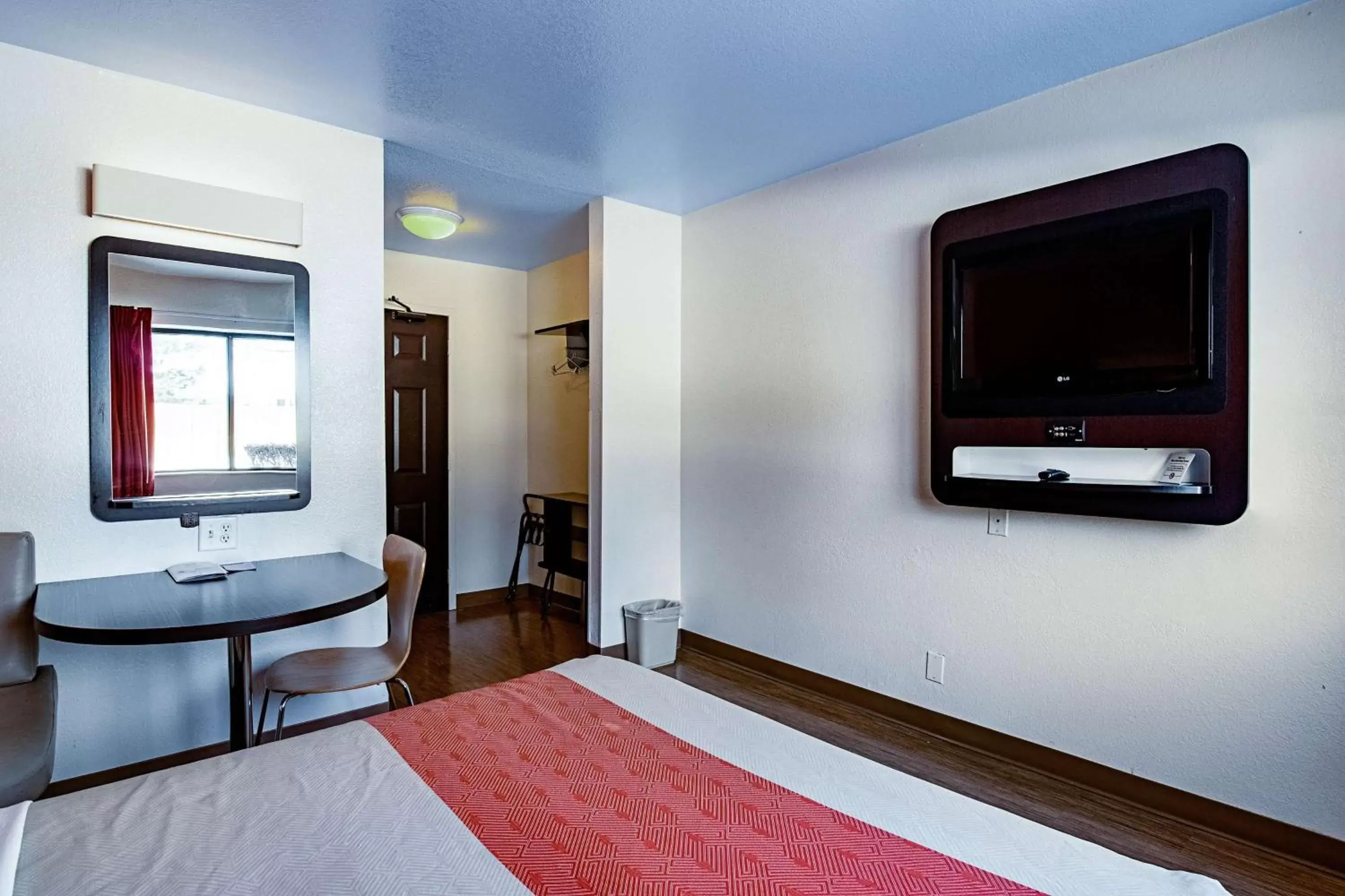 TV and multimedia, TV/Entertainment Center in Motel 6-Palatine, IL - Chicago Northwest