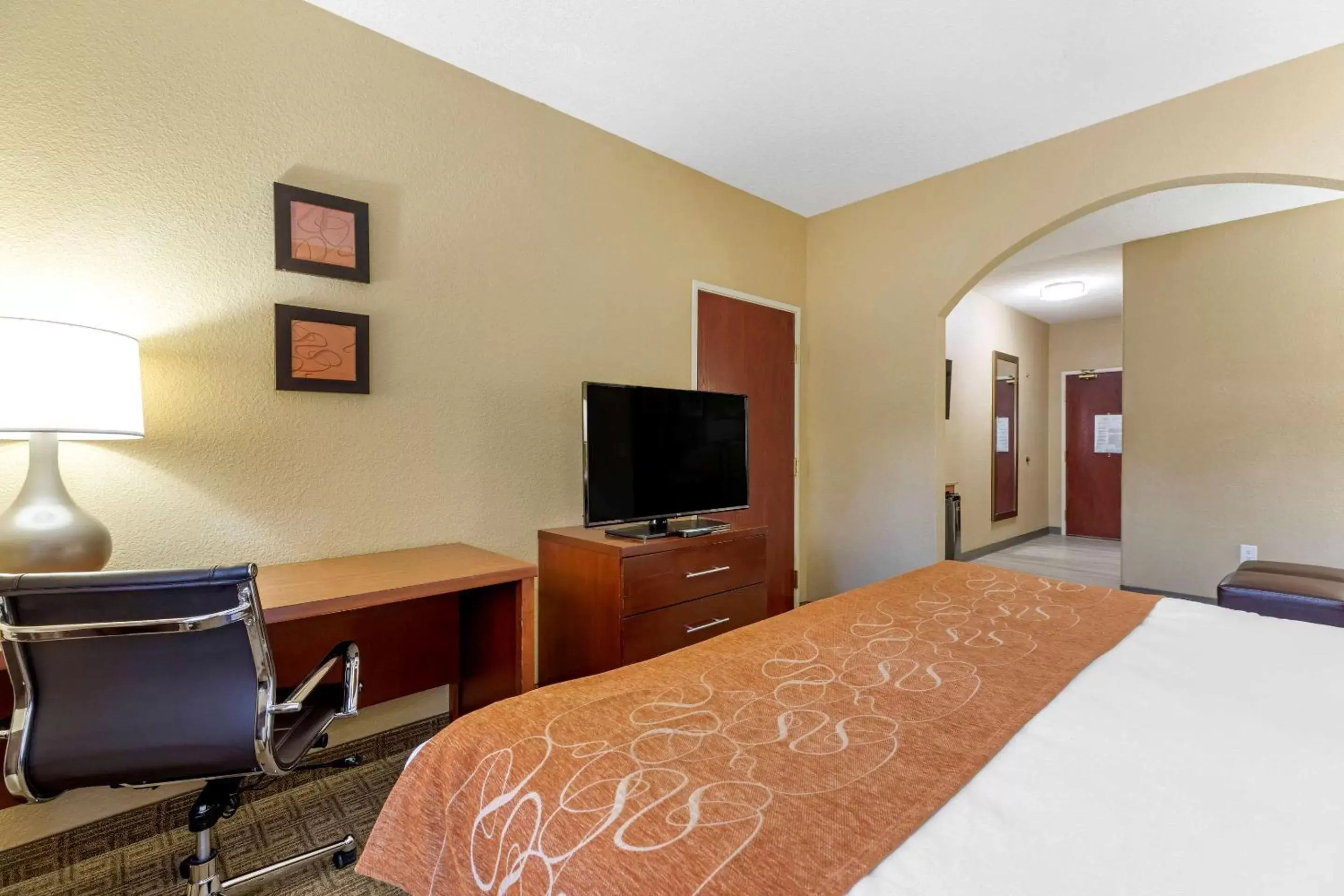 Bedroom, TV/Entertainment Center in Comfort Suites Lakewood - Denver