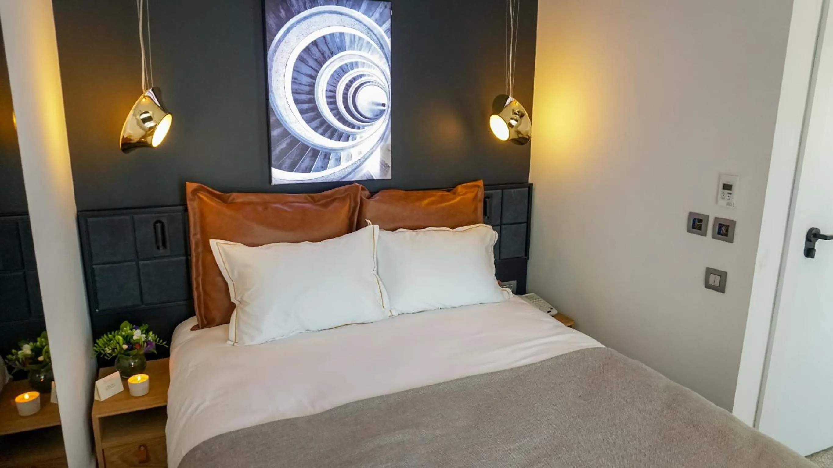 Bed in Maroon Tomtom