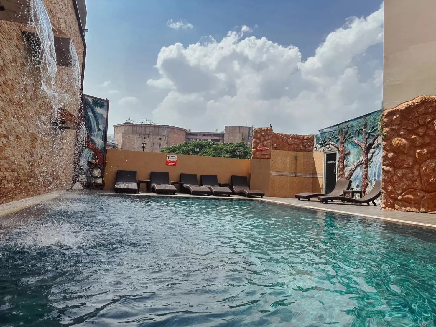 Swimming pool in Hotel De Khuvieng