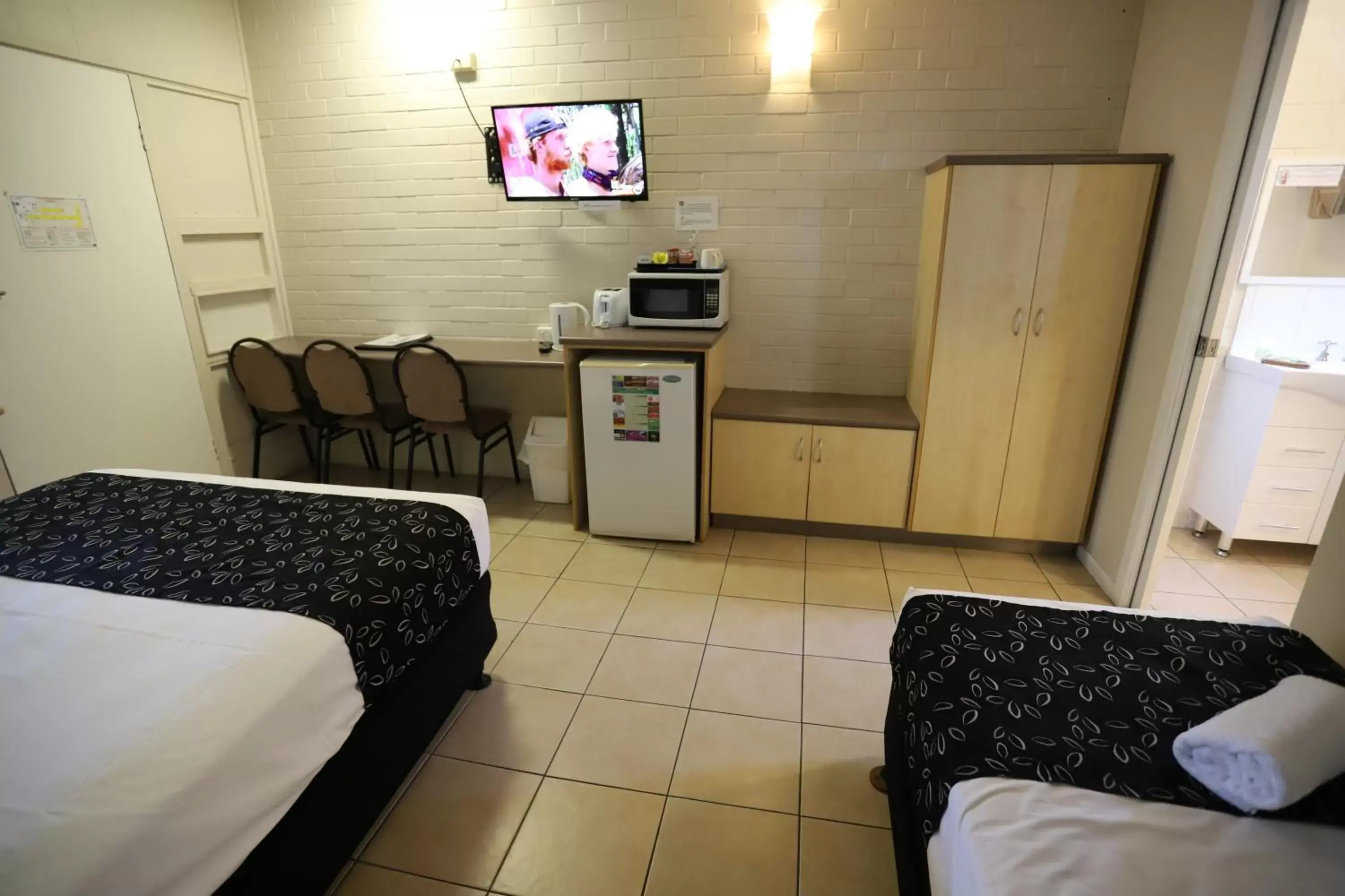 Bed, Seating Area in Tropic Coast Motel