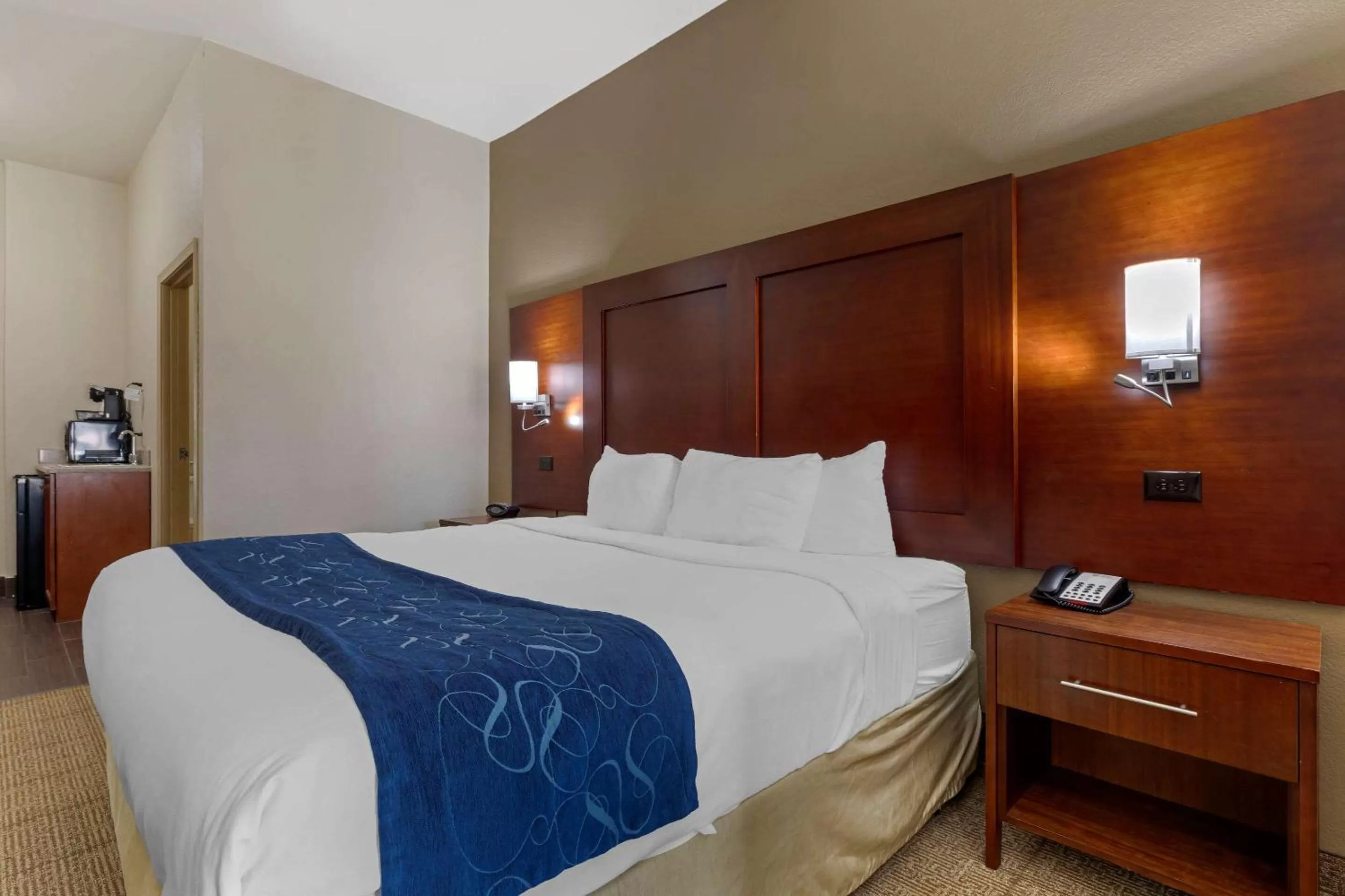 Photo of the whole room, Bed in Comfort Suites Gainesville