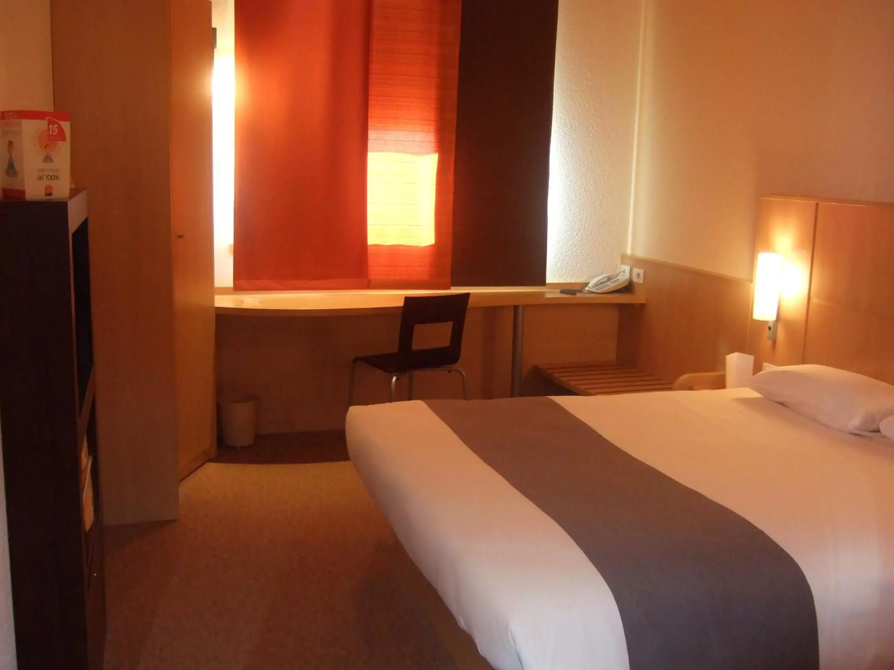 Photo of the whole room, Bed in Ibis Como