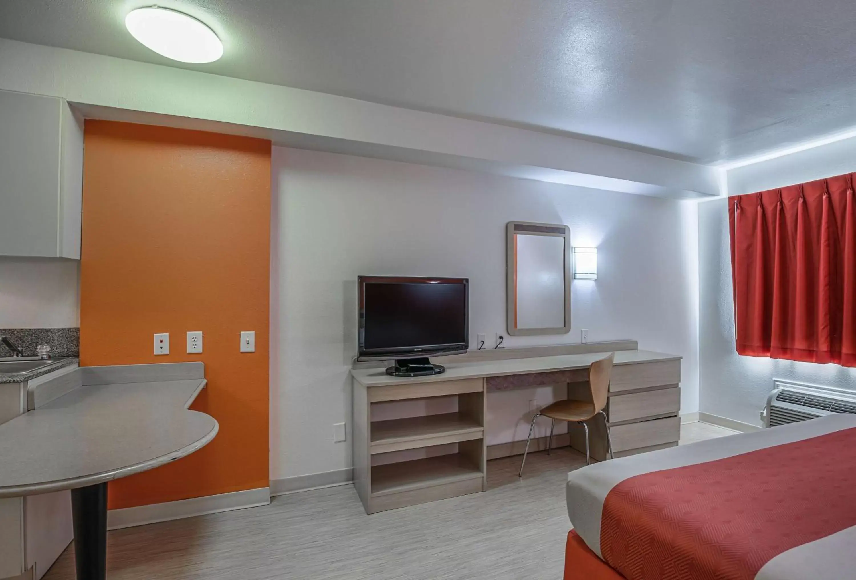 TV and multimedia, Seating Area in Motel 6-Pasadena, TX