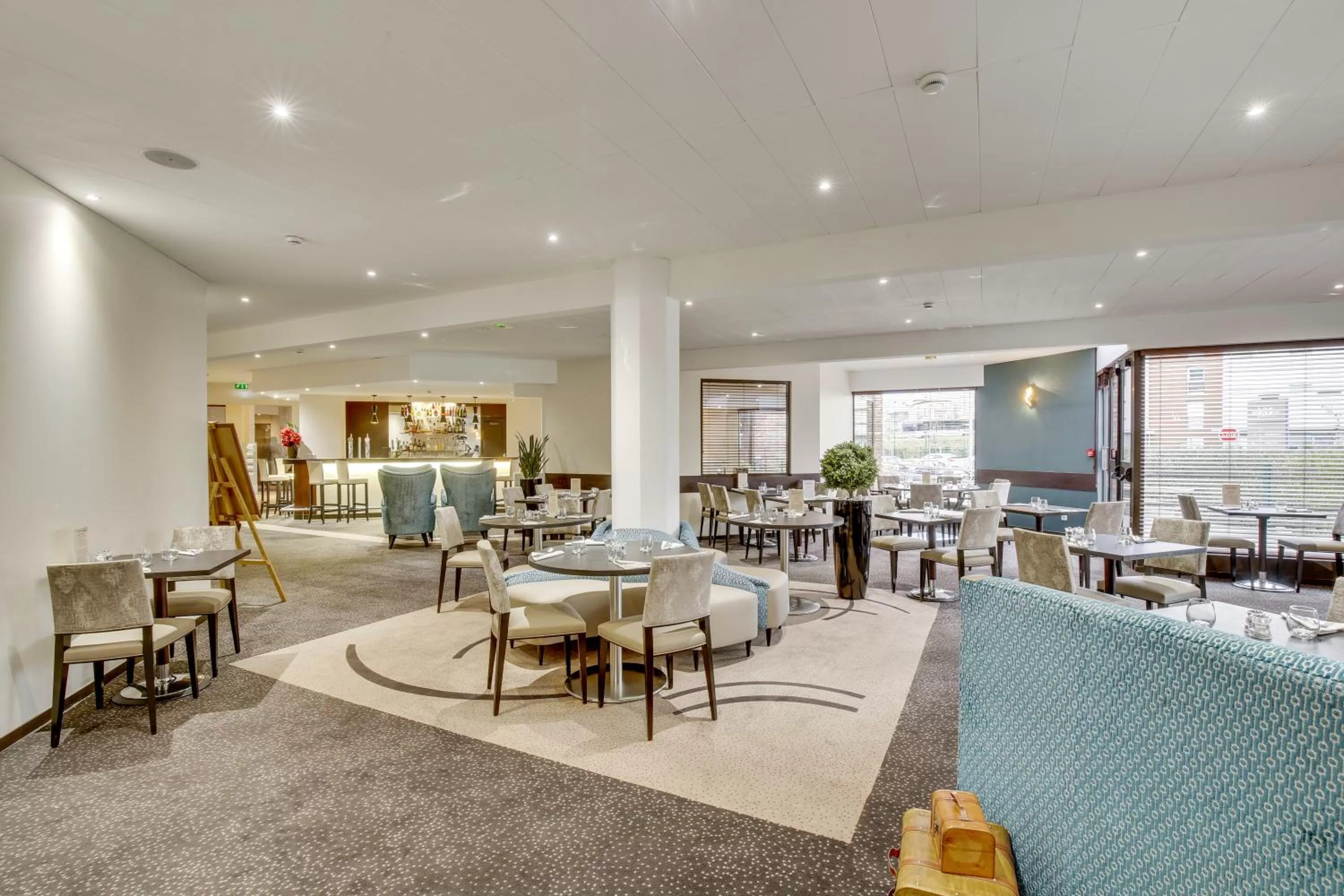 Restaurant/places to eat in Mercure Maurepas Saint Quentin