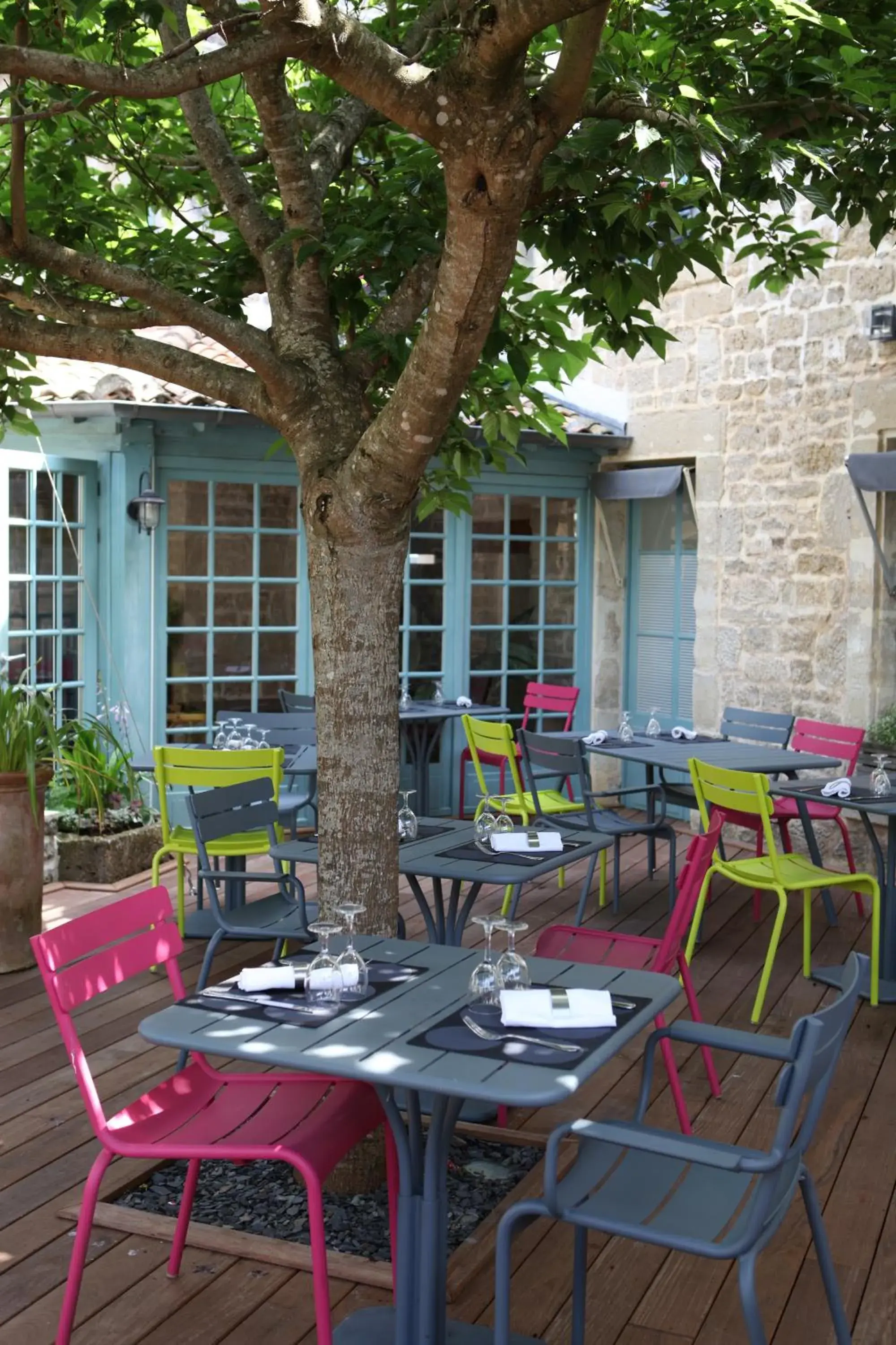 Patio, Restaurant/Places to Eat in Logis Hostellerie de l'Abbaye