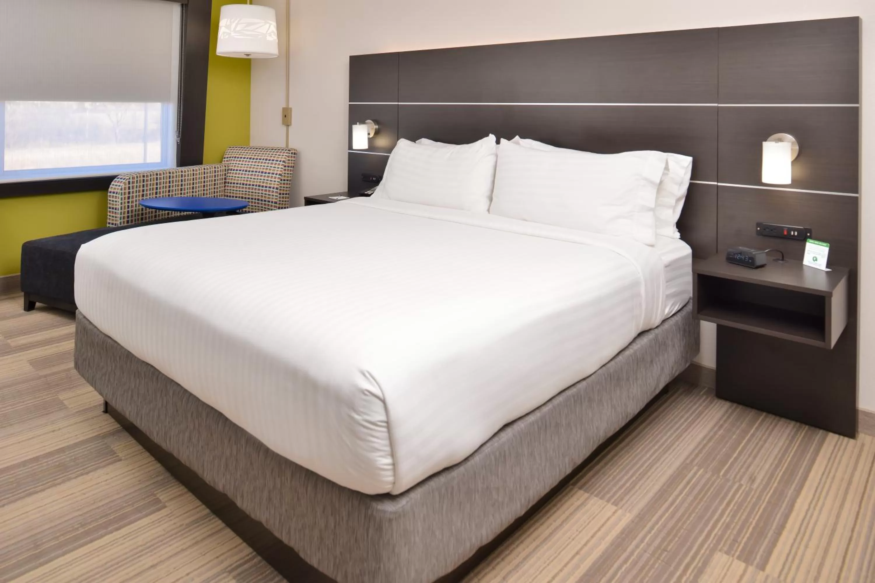 Photo of the whole room, Bed in Holiday Inn Express & Suites - Kansas City - Lee's Summit by IHG