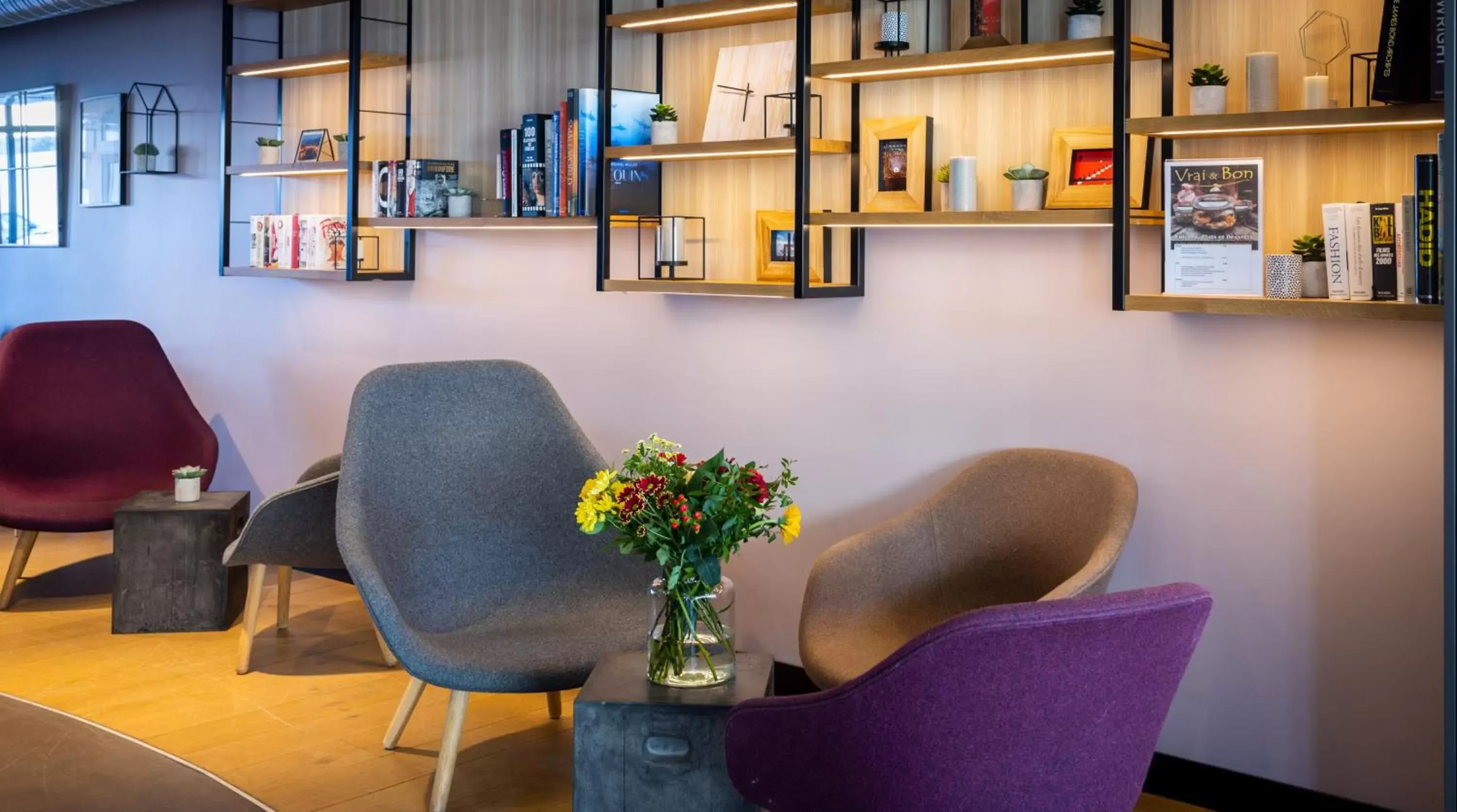 Living room, Lobby/Reception in Holiday Inn Express - Le Havre Centre