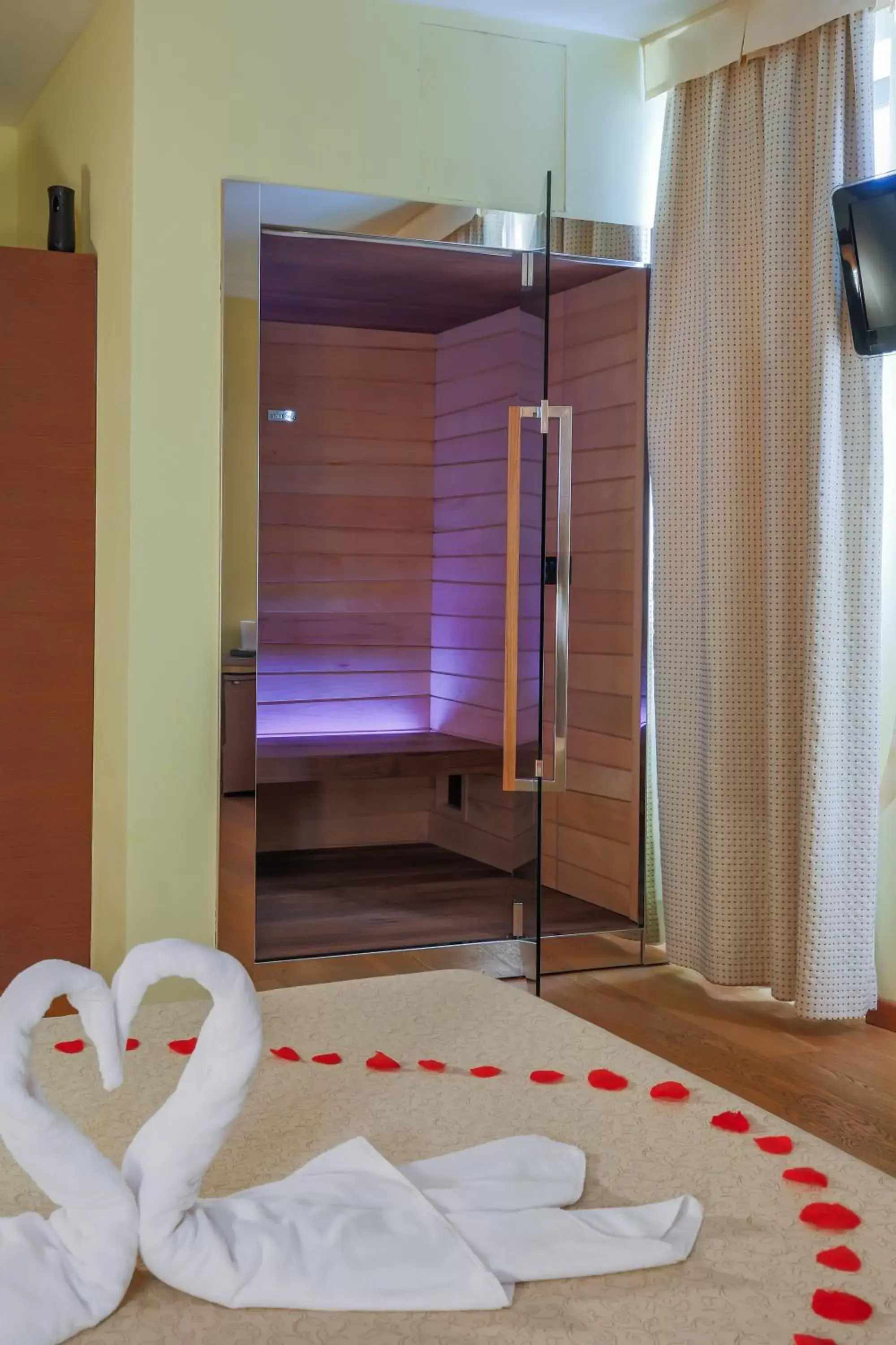 Sauna, Bed in Hotel Lovere Resort & Spa