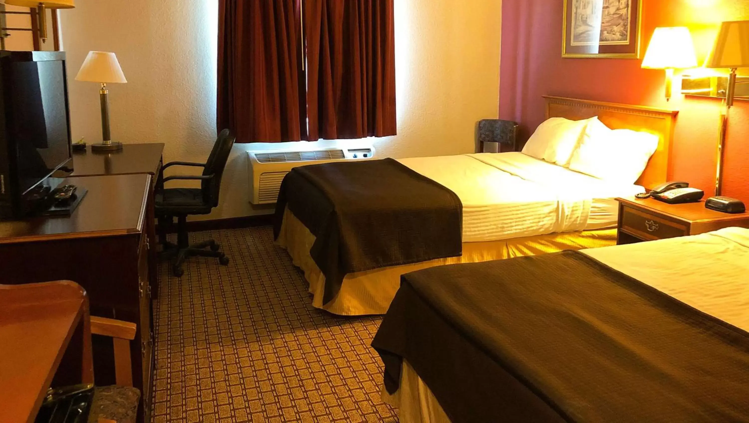 Photo of the whole room, Bed in Best Express Inn & Suites Calera