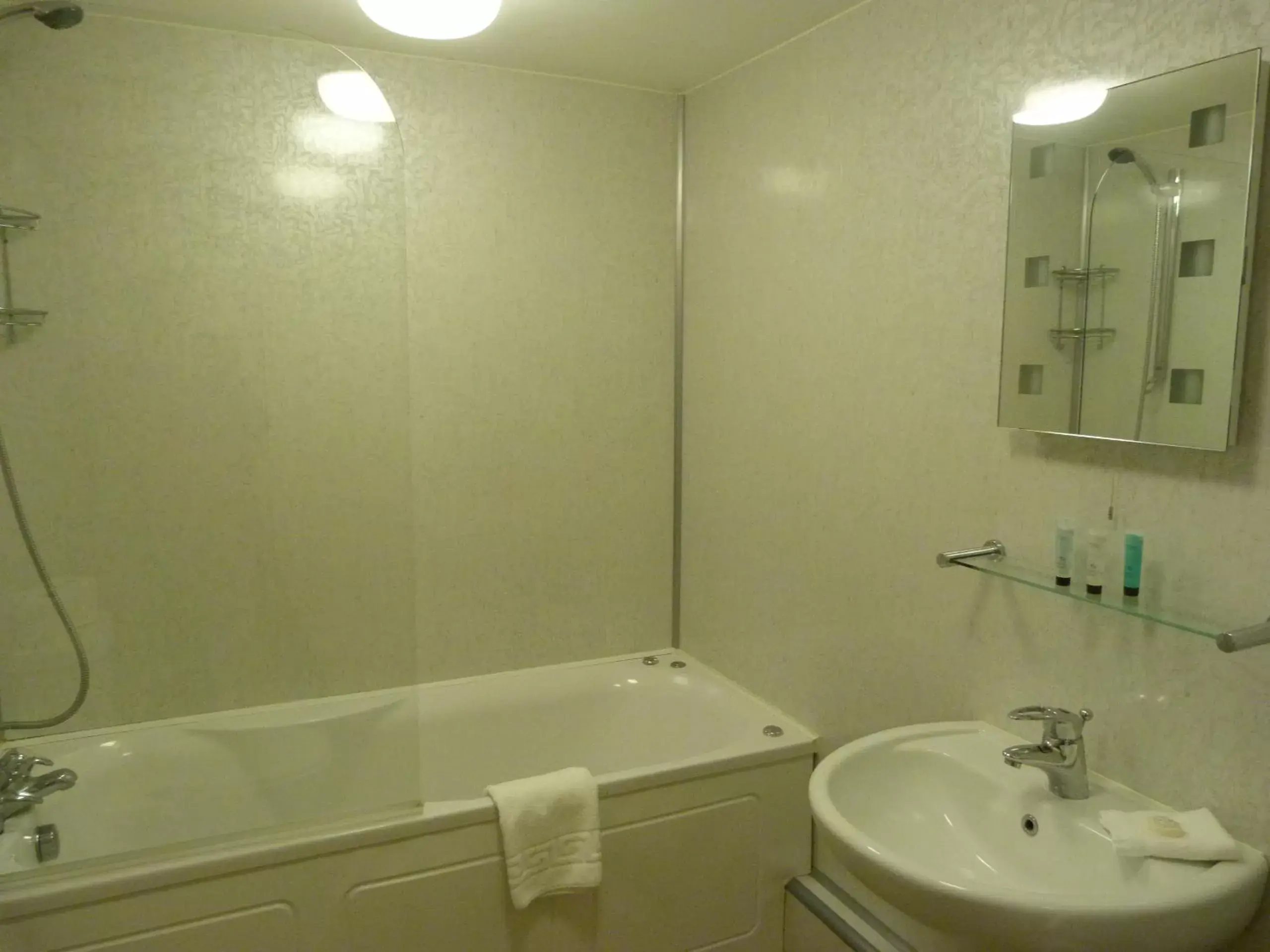 Bathroom in Cameley Lodge - Self Catering