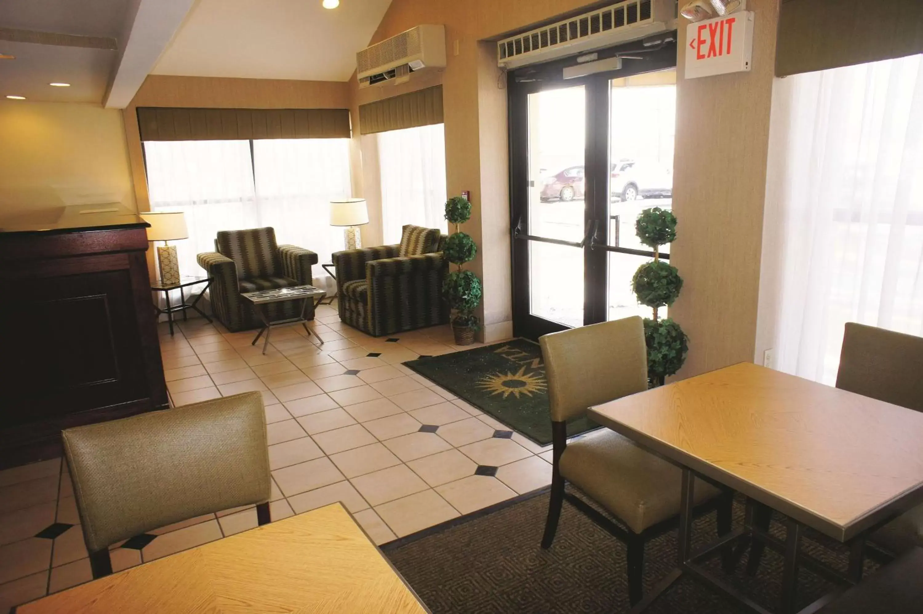 Lobby or reception, Restaurant/Places to Eat in La Quinta by Wyndham Warwick Providence Airport