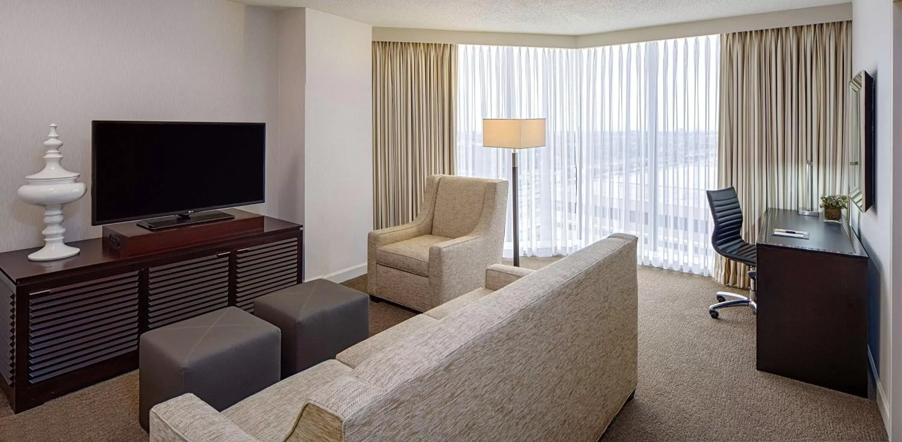 Bed, TV/Entertainment Center in DoubleTree by Hilton Hotel Houston Greenway Plaza