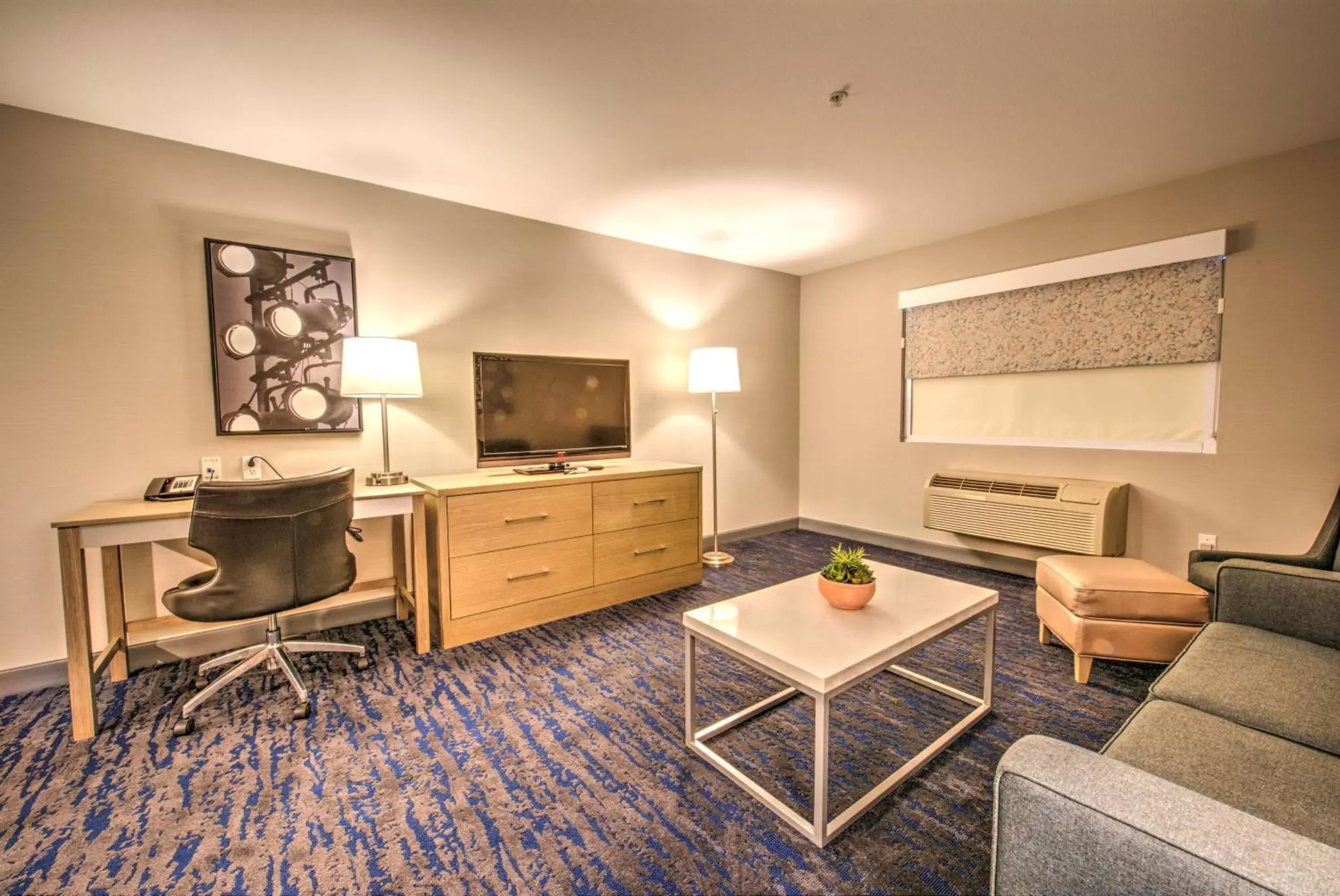 Bedroom, Seating Area in Best Western Plus Media Center Inn & Suites