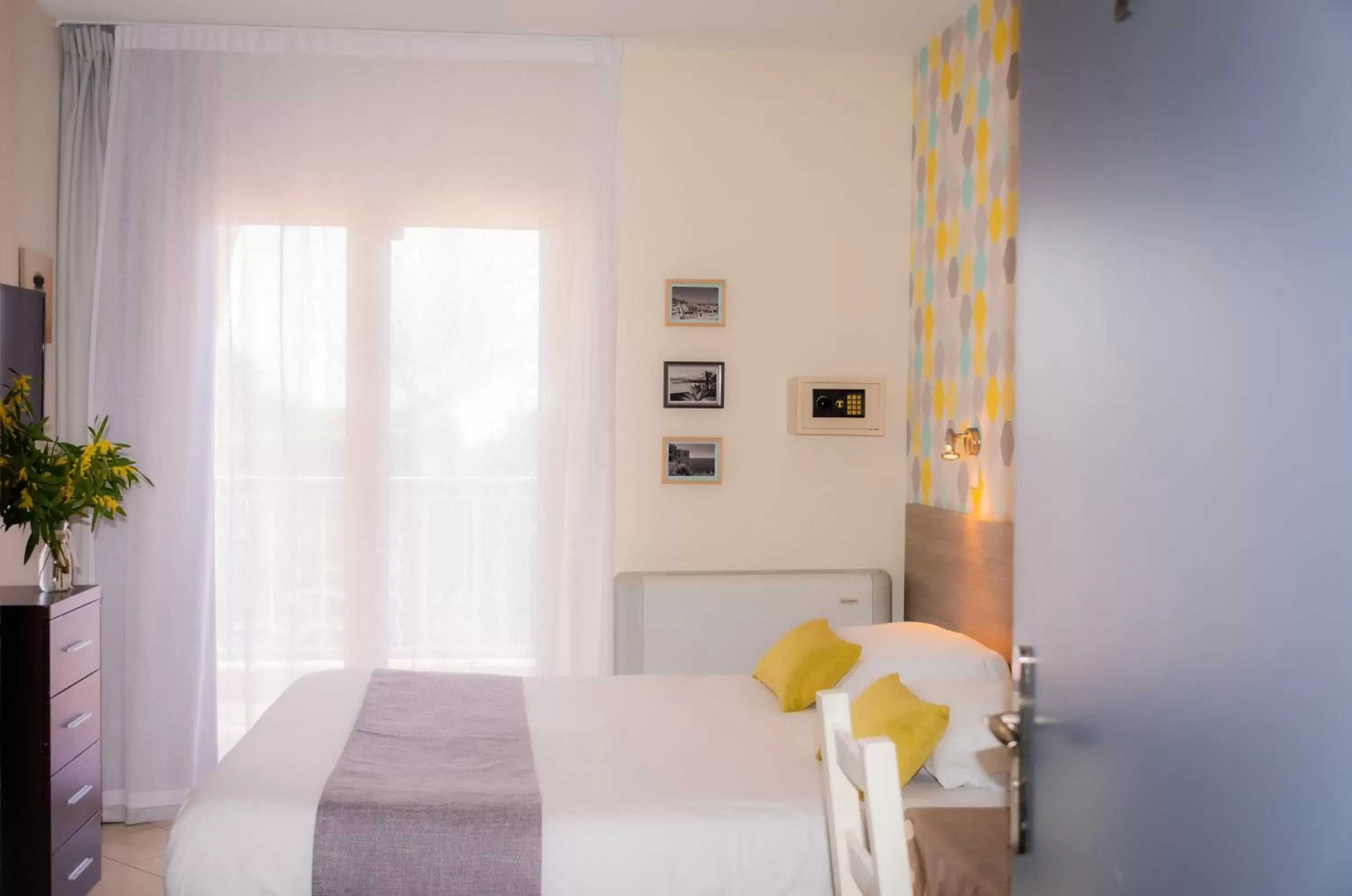 Photo of the whole room, Bed in Hotel et Appartements Reine D'Azur