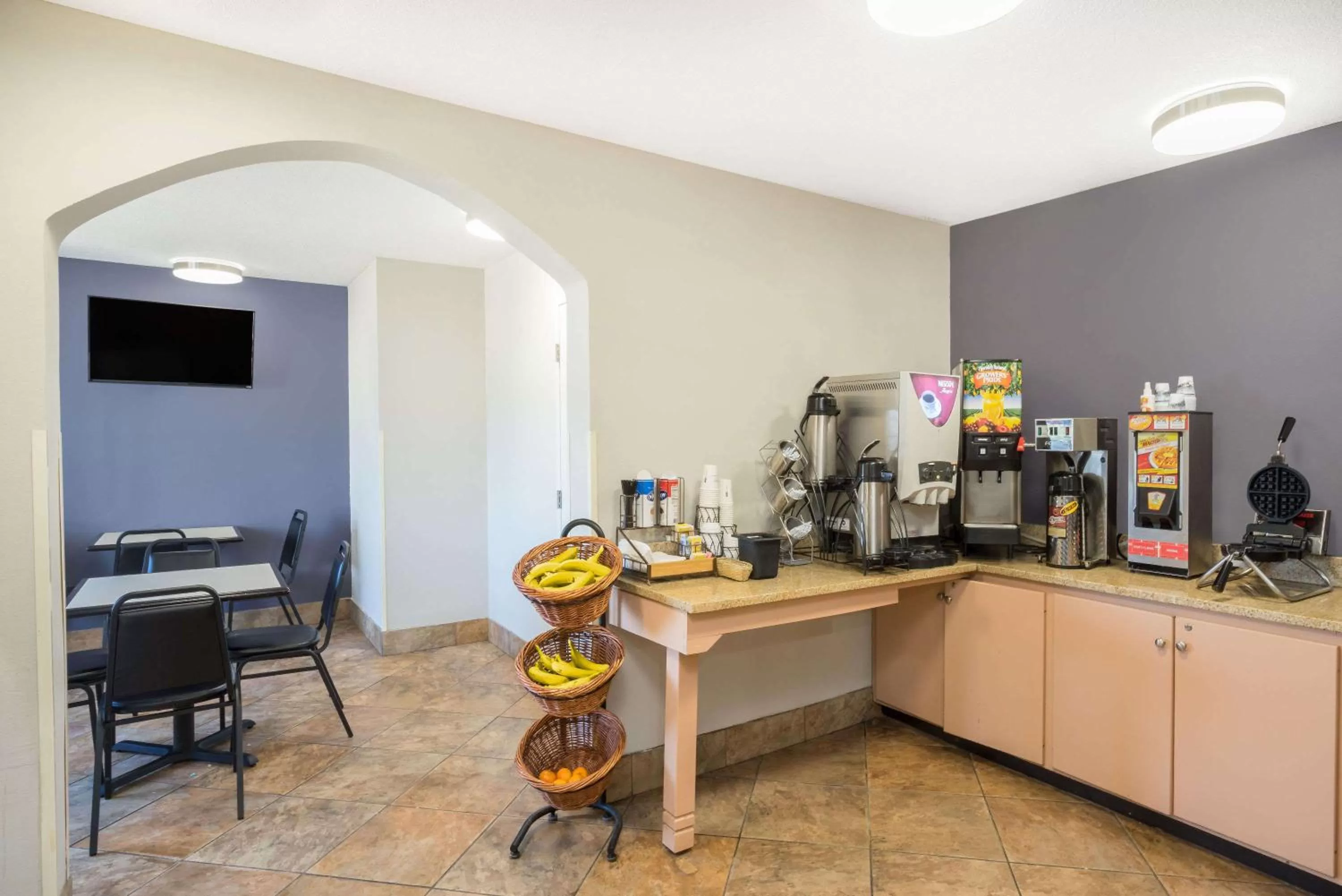 Restaurant/places to eat in Microtel Inn Bowling Green