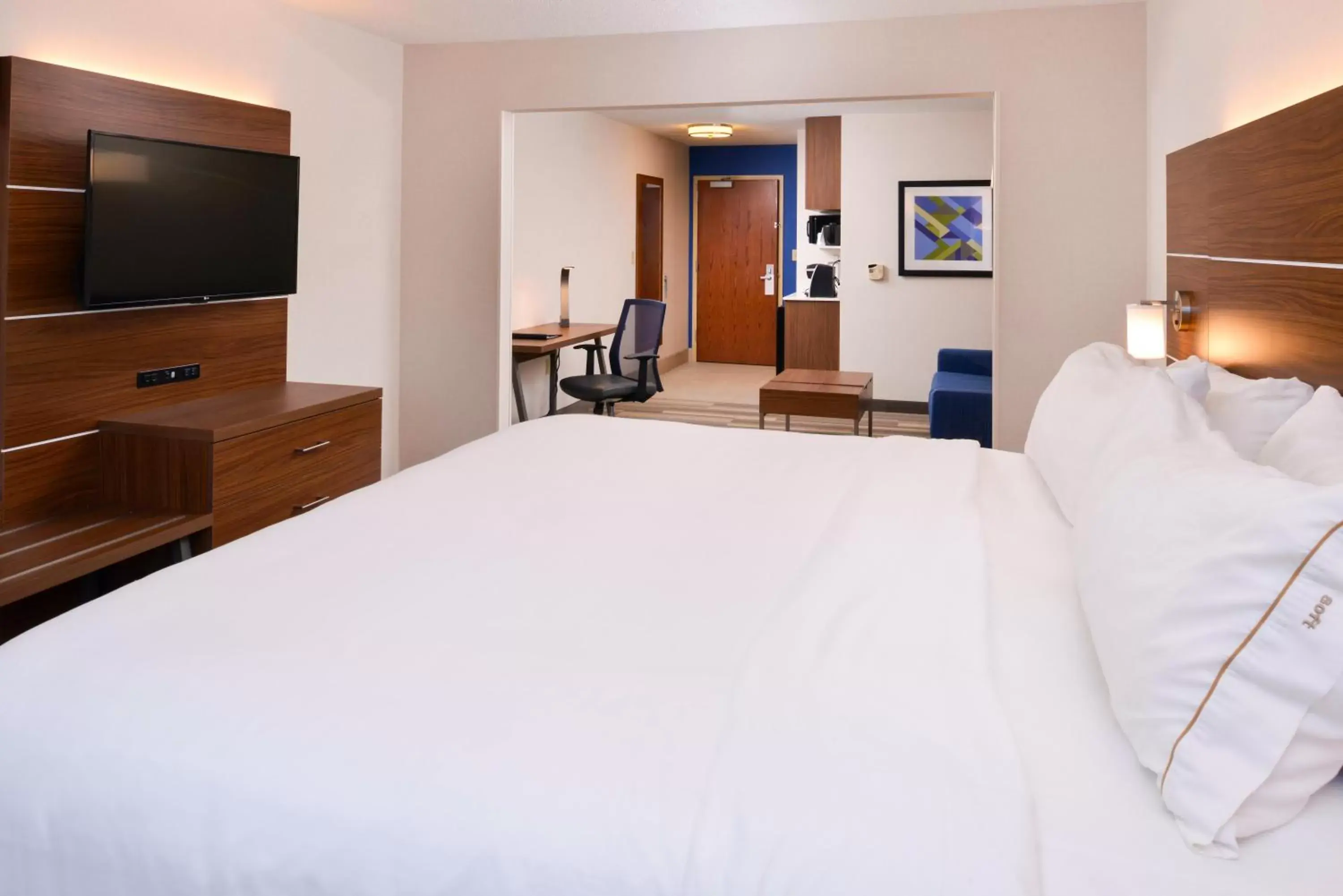 Photo of the whole room, Bed in Holiday Inn Express Hotel & Suites Urbana-Champaign-U of I Area, an IHG Hotel