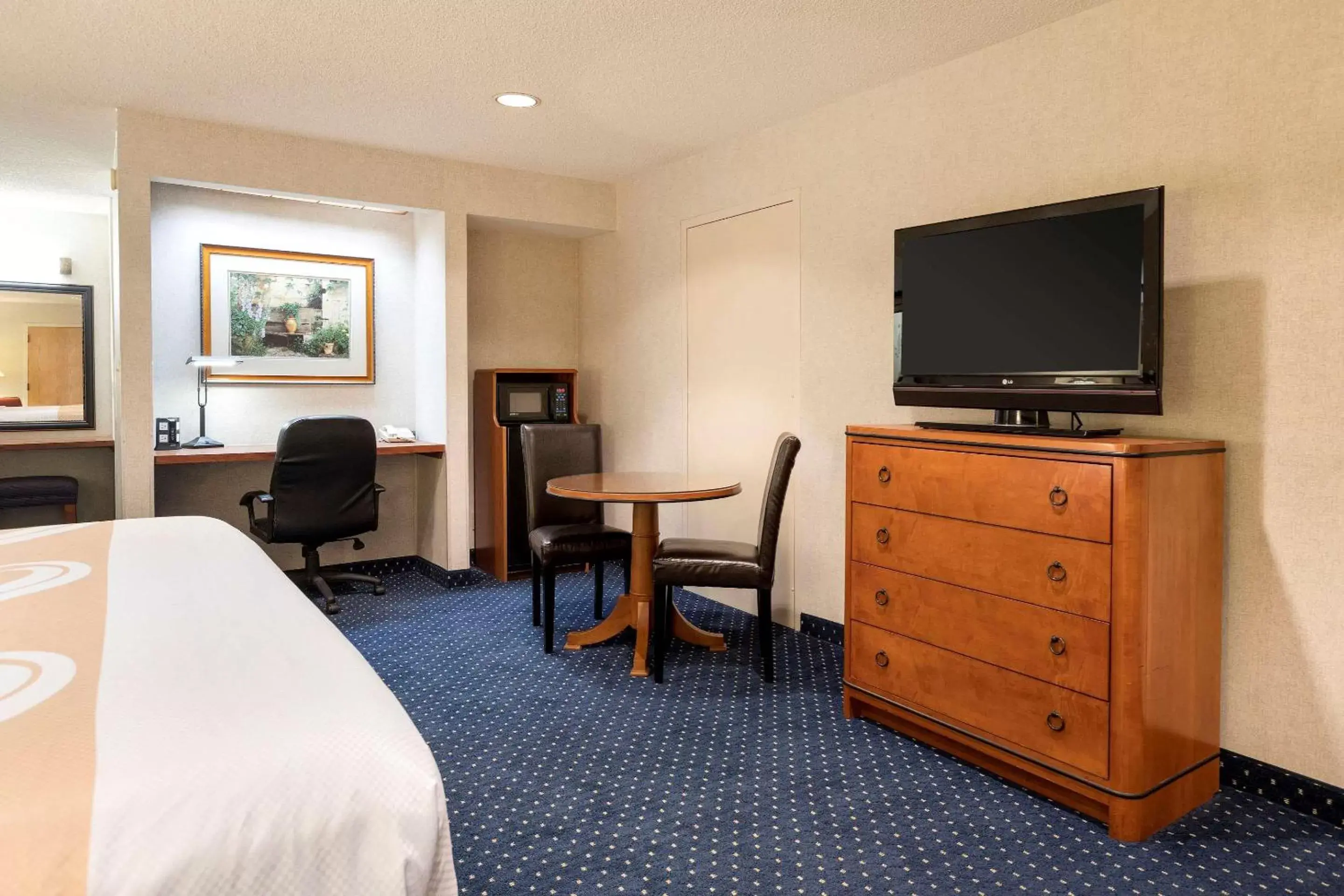 Photo of the whole room, TV/Entertainment Center in Quality Inn Auburn Hills