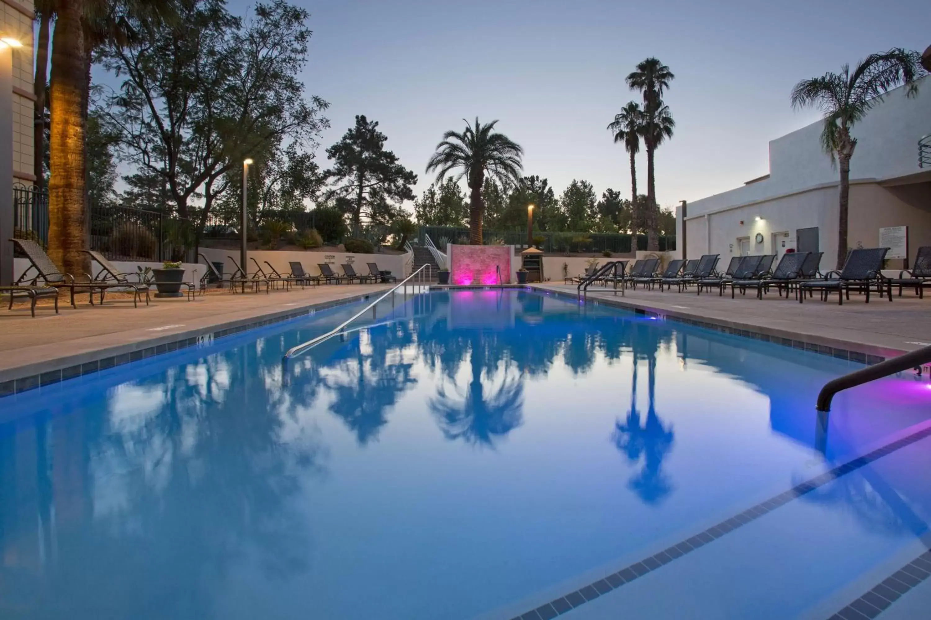 Pool view, Swimming Pool in Embassy Suites by Hilton Phoenix Biltmore
