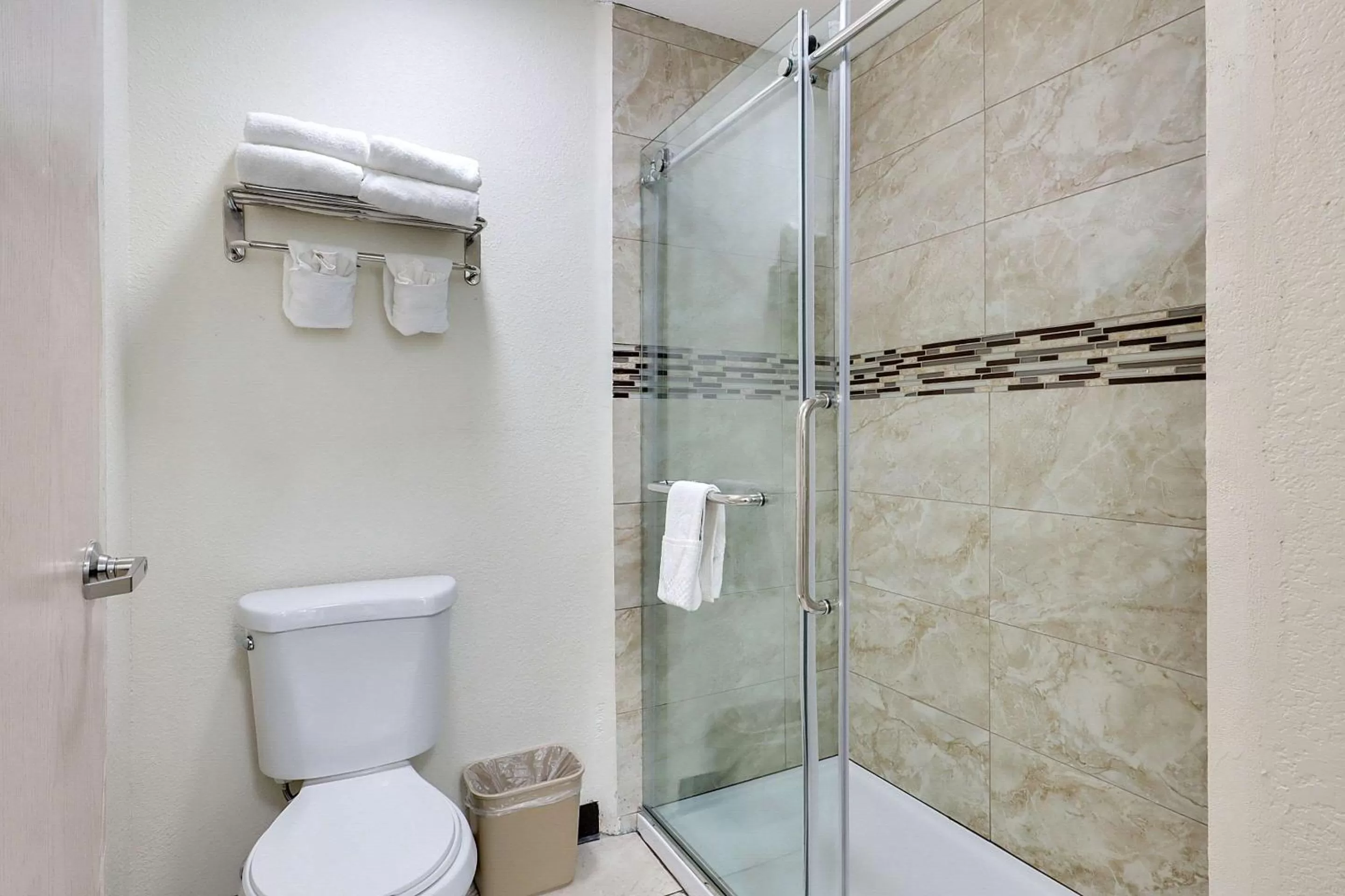 Bathroom in Quality Suites Albuquerque Airport