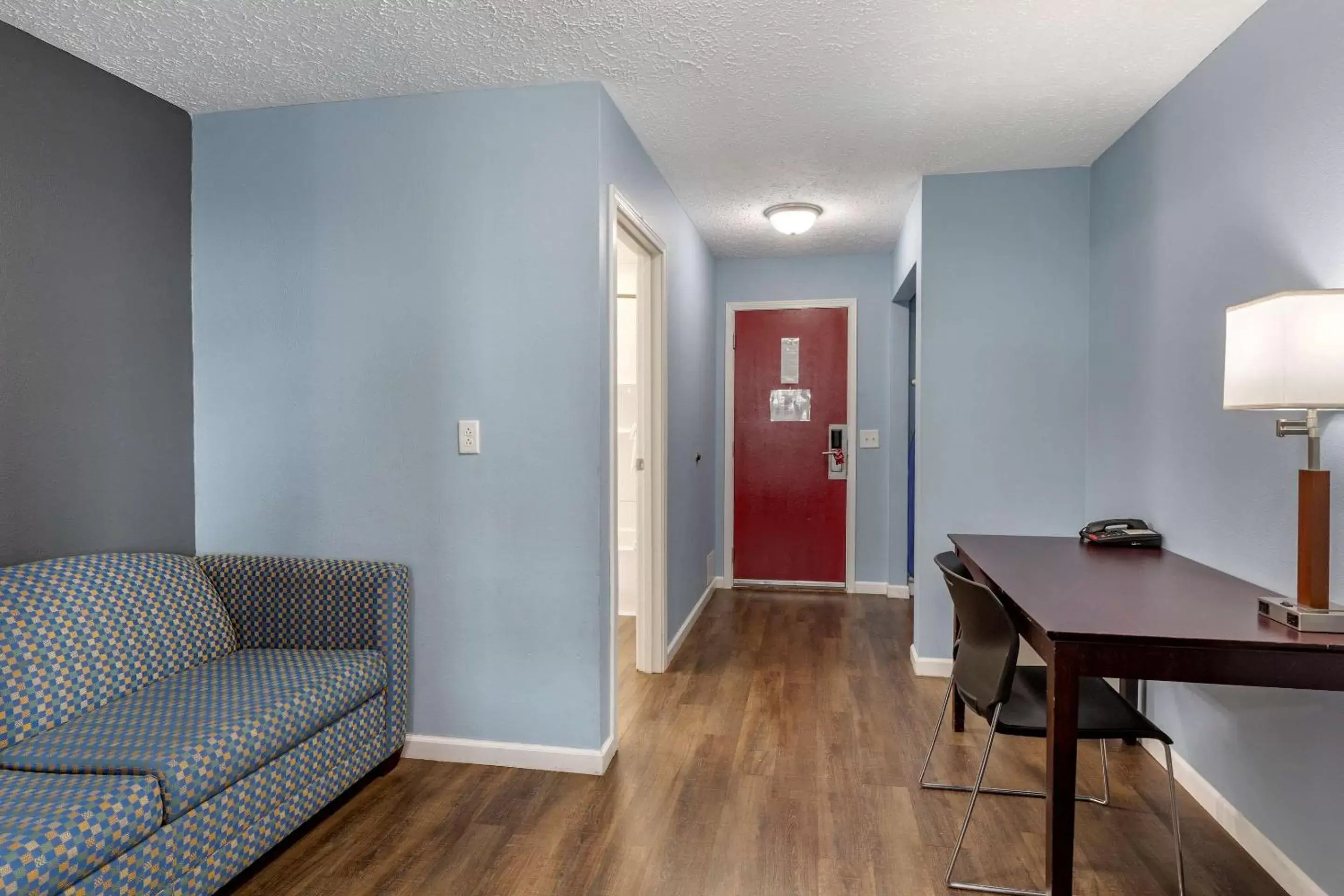 Photo of the whole room, Seating Area in Econo Lodge Inn & Suites South Sandusky