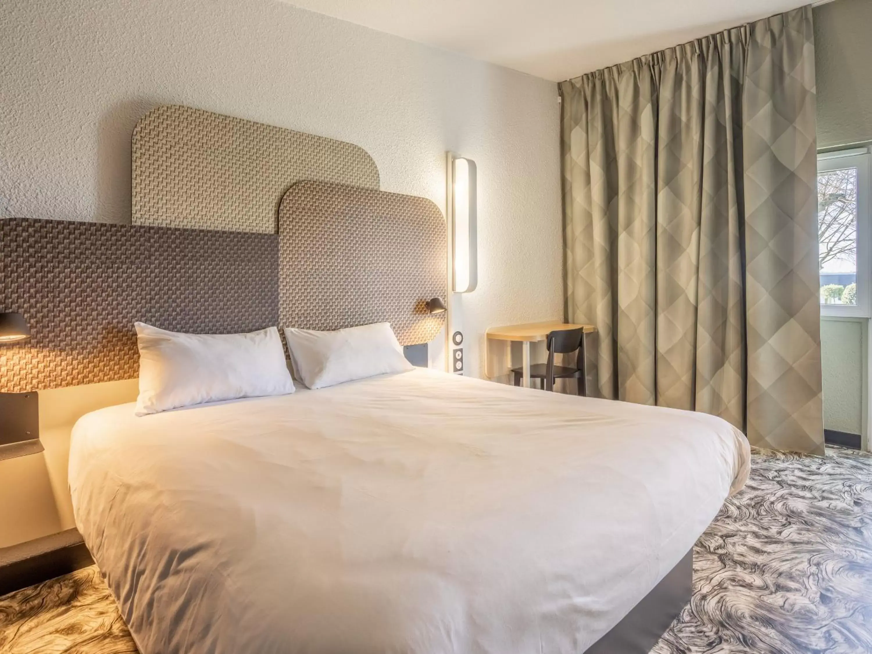 Bedroom, Bed in B&B HOTEL Valenciennes Sud