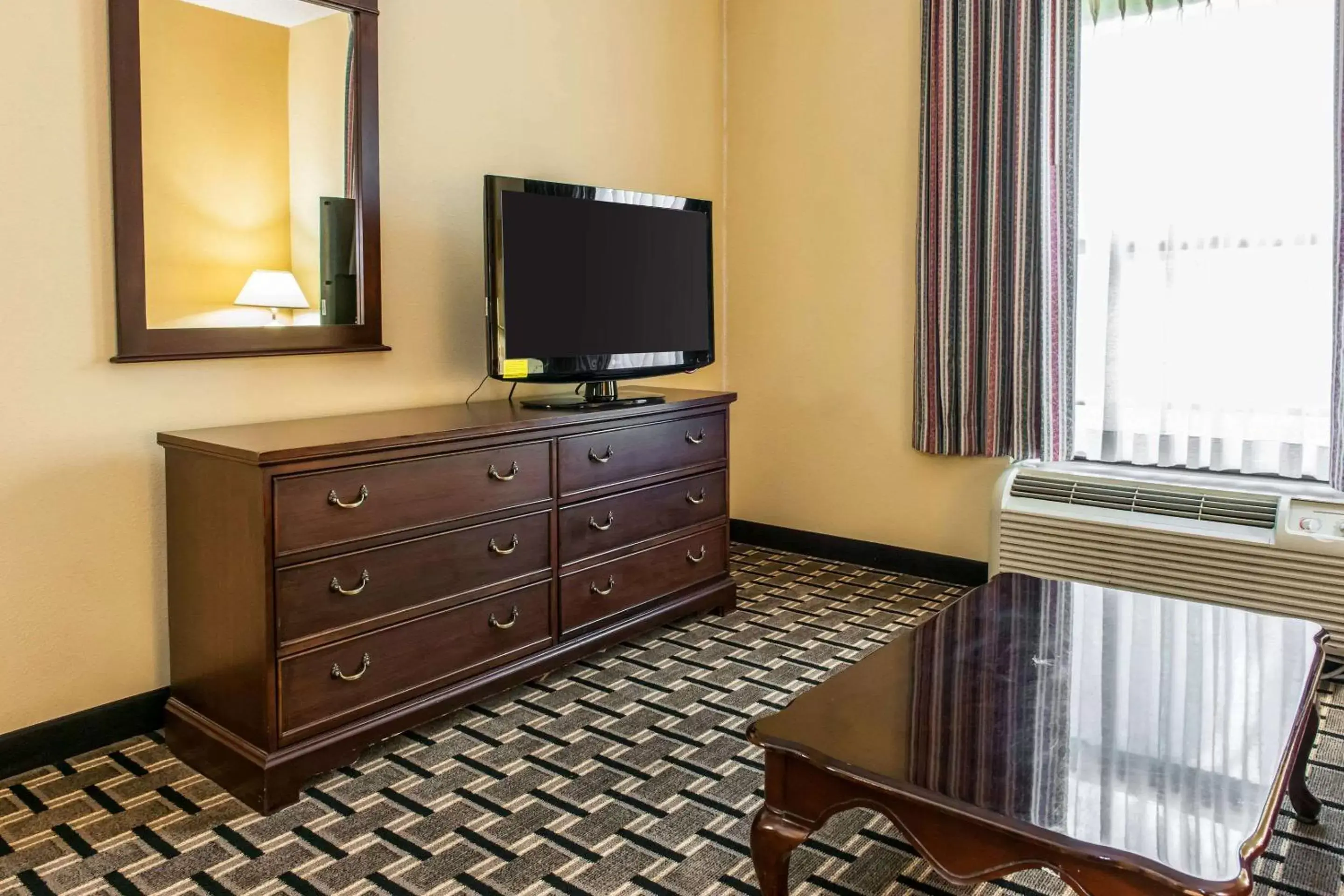 Photo of the whole room, TV/Entertainment Center in Clarion Inn & Suites Northwest