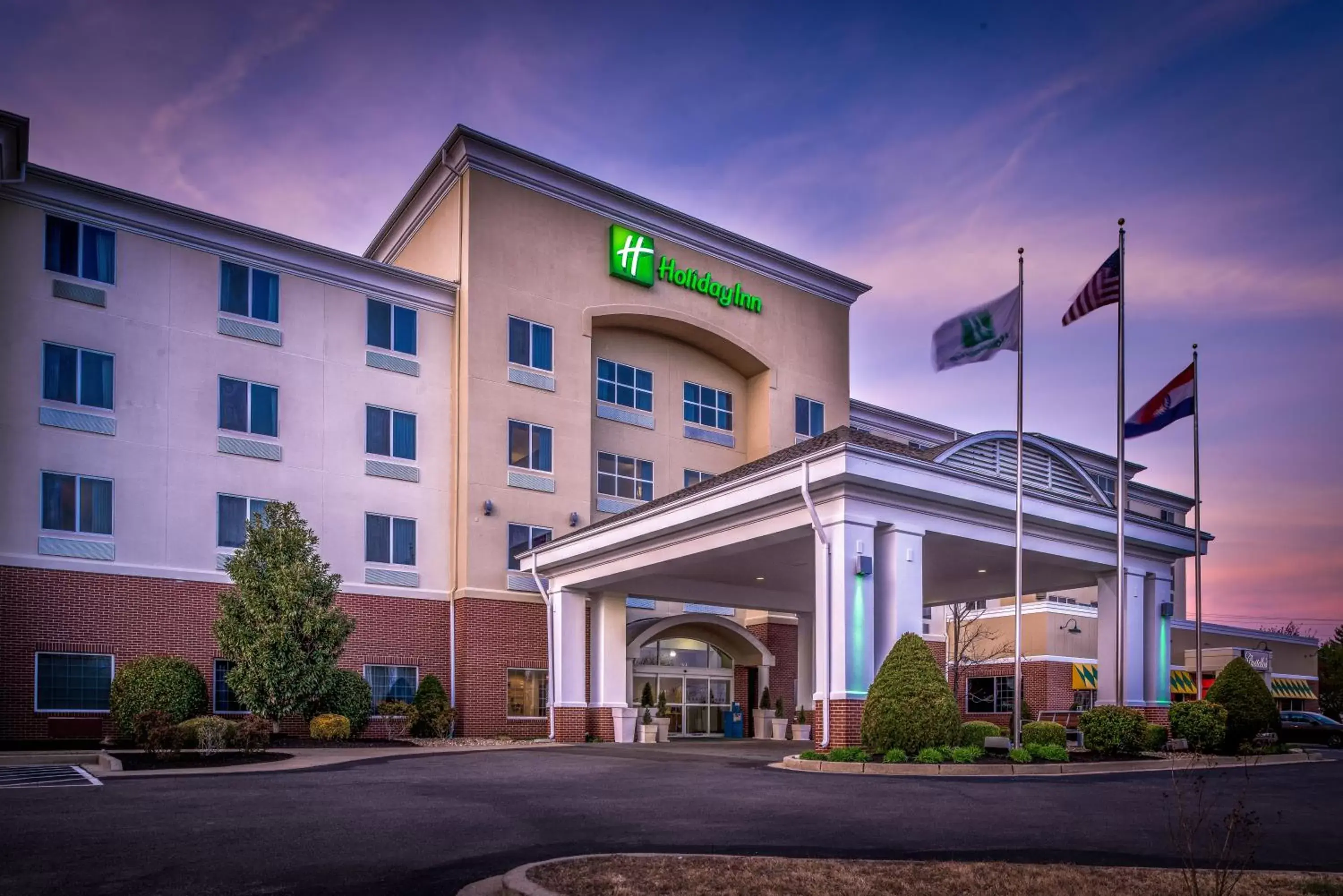 Property Building in Holiday Inn Poplar Bluff, an IHG Hotel