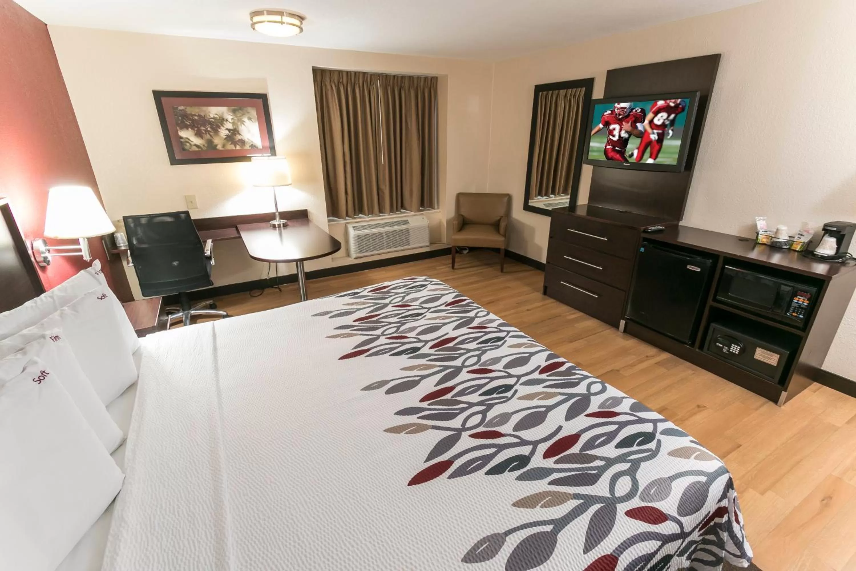 Photo of the whole room, Bed in Red Roof Inn Raleigh Southwest - Cary