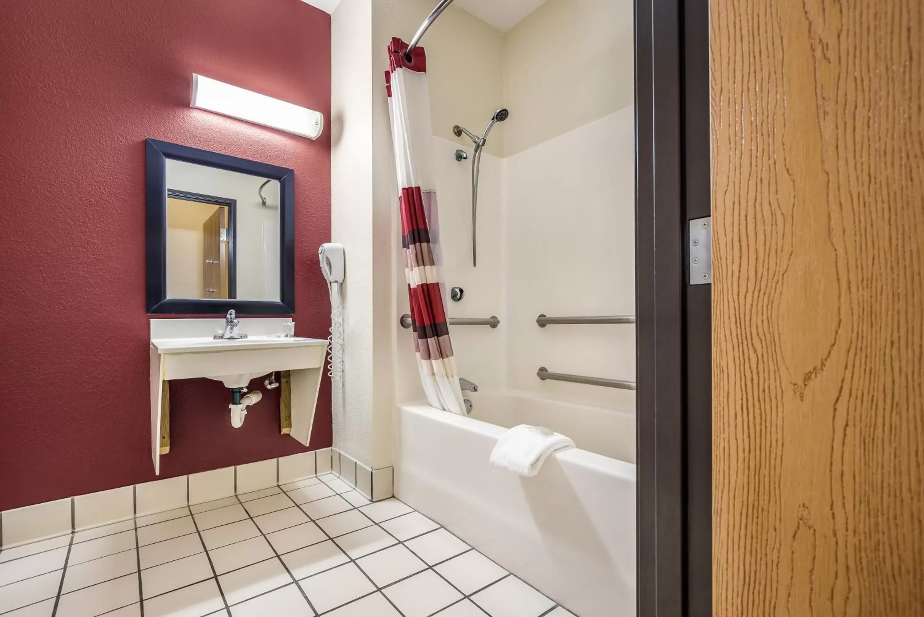 Bathroom in Red Roof Inn St Louis - Troy, IL