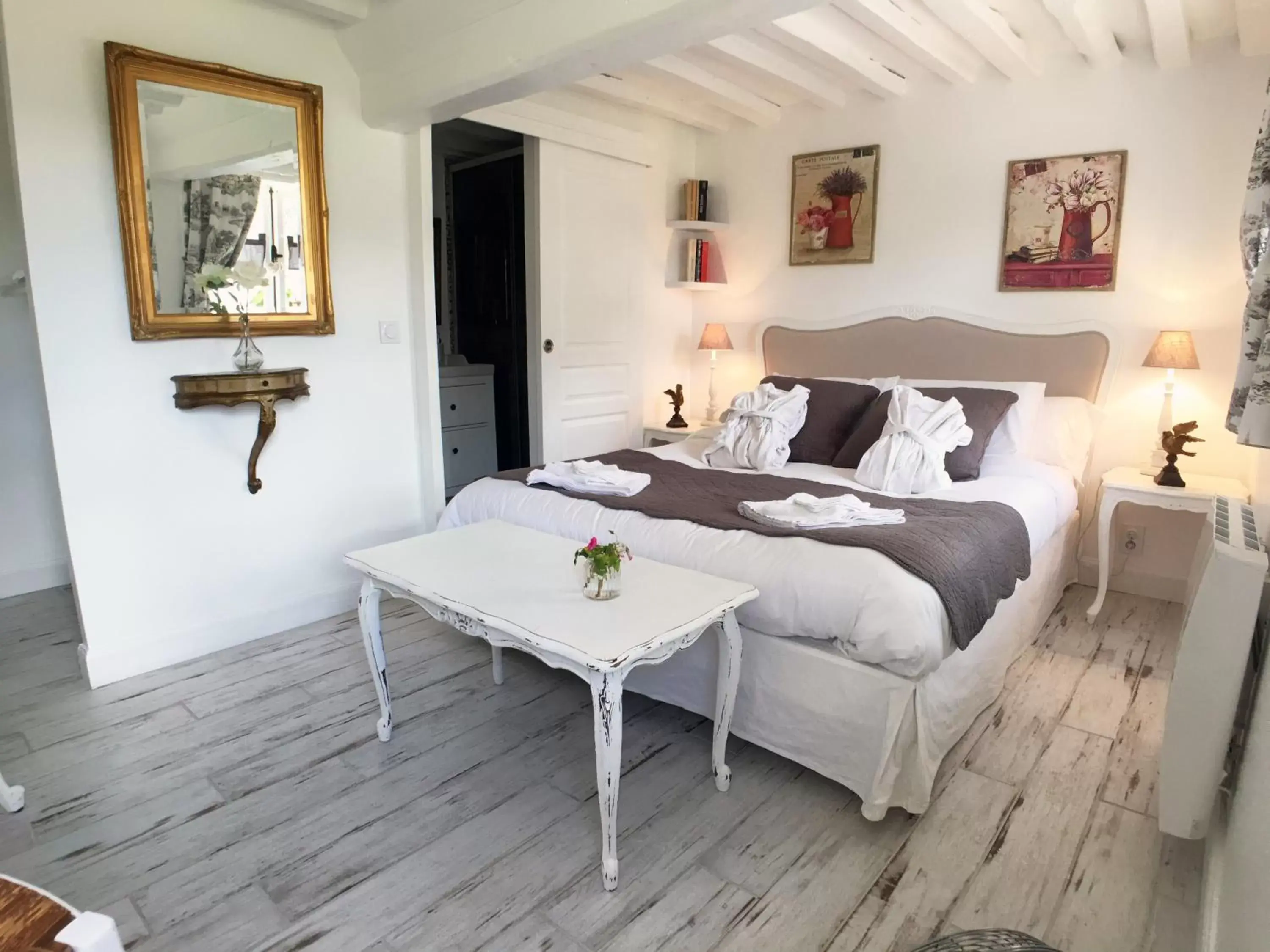 Bedroom, Bed in La Romance et la Romanesque