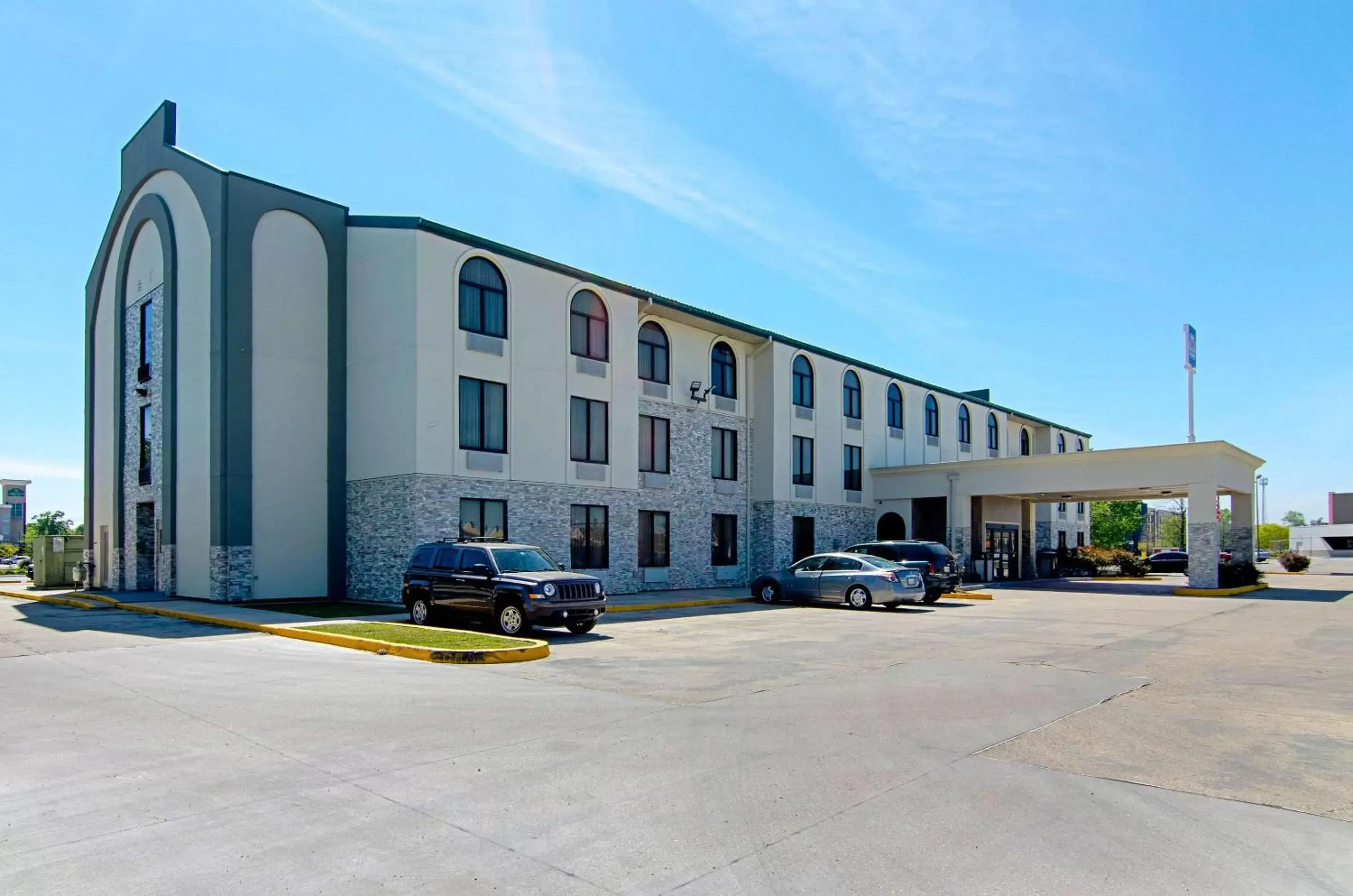 Property building in Quality Inn & Suites Near Tanger Outlet Mall Property building in Quality Inn & Suites Near Tanger Outlet Mall