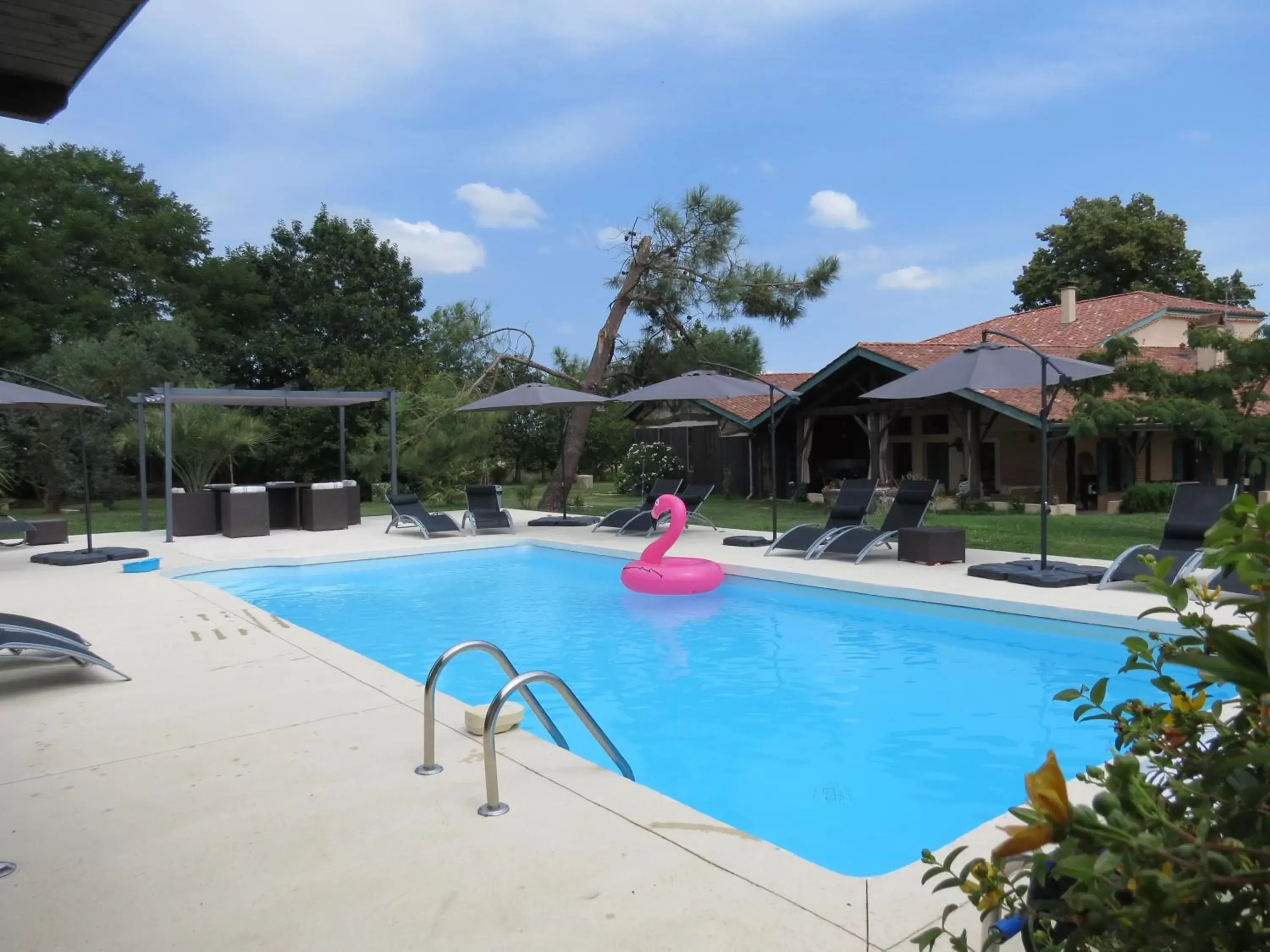 Property building, Swimming Pool in Les Terrasses des Mimosas