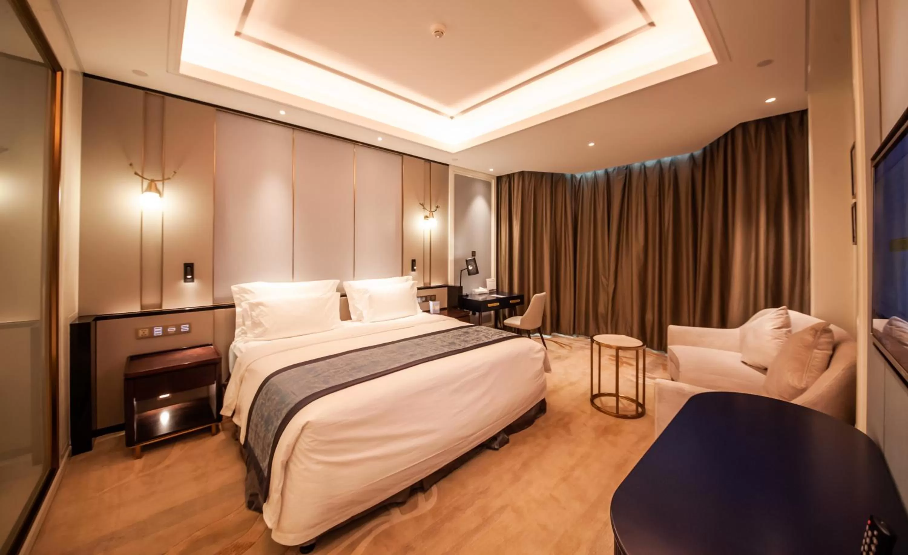Photo of the whole room, Bed in Wyndham Qingdao l Free Fixed-Time Shuttle Service Between Hotel and Airport & North Railway Station l Outdoor Children's Amusement Park l 1-Hour Play Snooker or Table Tennis