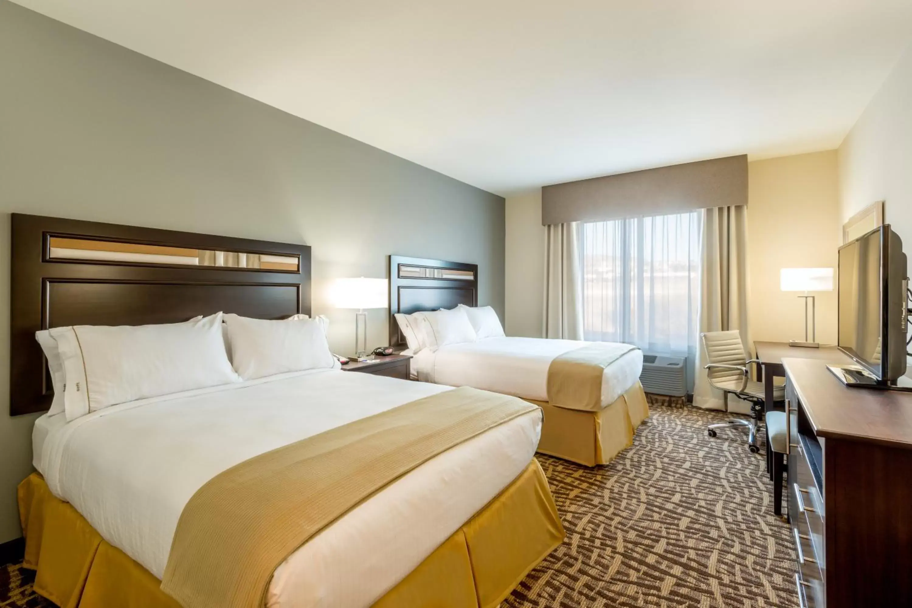 Standard Room with Two Queen Beds in Holiday Inn Express & Suites Denver South - Castle Rock by IHG Standard Room with Two Queen Beds in Holiday Inn Express & Suites Denver South - Castle Rock by IHG