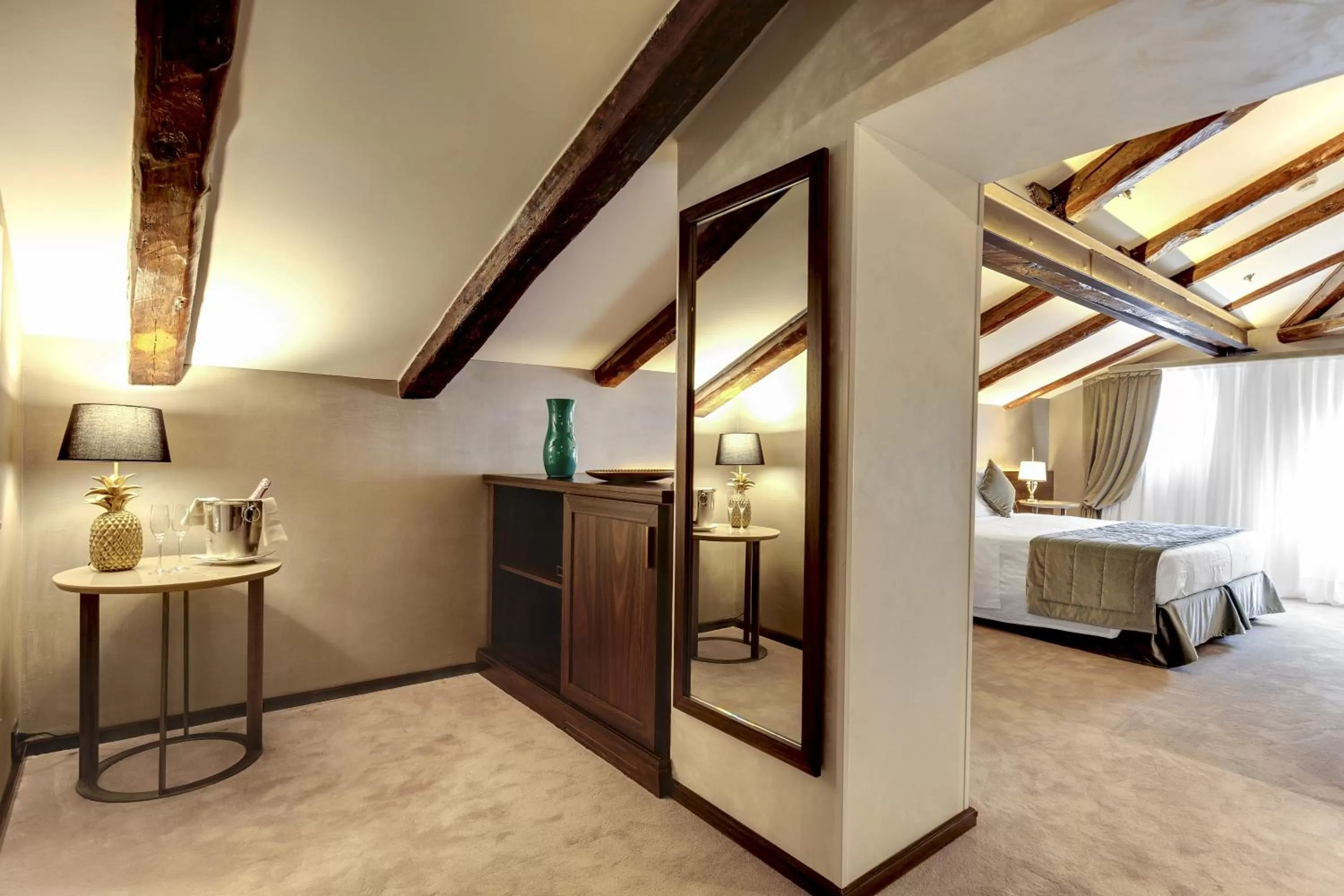 Living room, Bed in Hotel Donà Palace