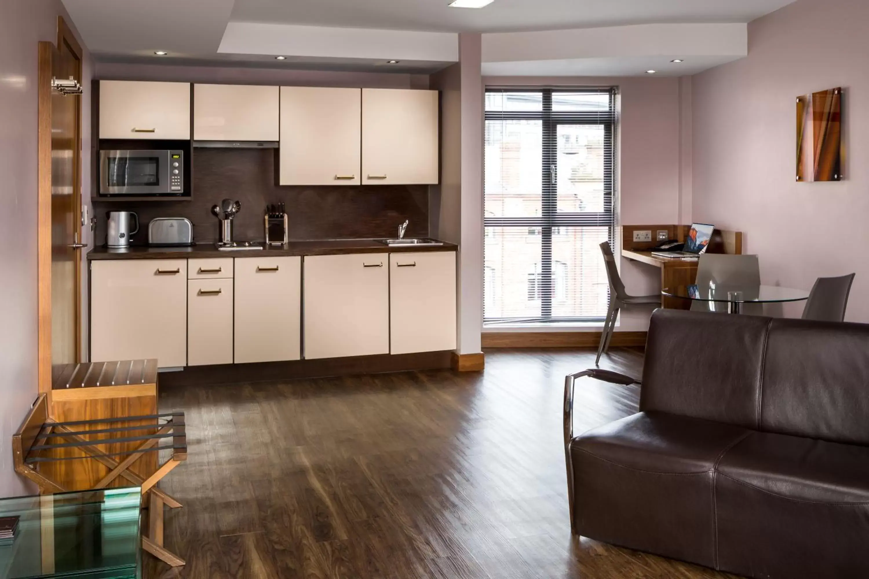Kitchen or kitchenette in Roomzzz Leeds City