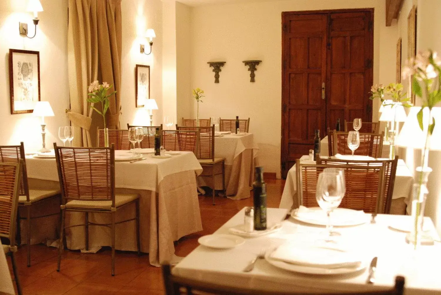 Restaurant/Places to Eat in Hotel Puerta de la Luna
