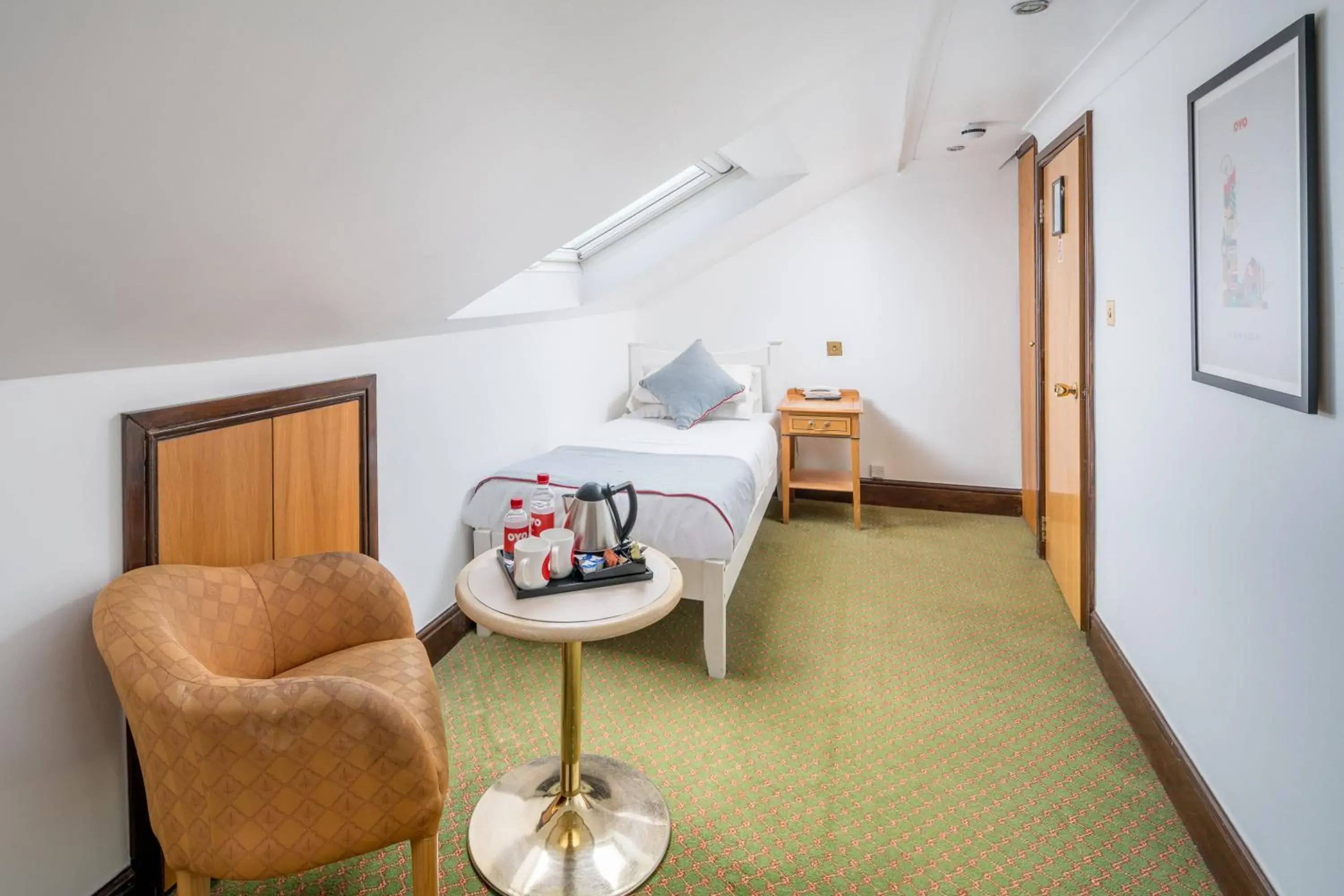 Bedroom, Seating Area in OYO Abbey Hotel, London Shepherd's Bush Market