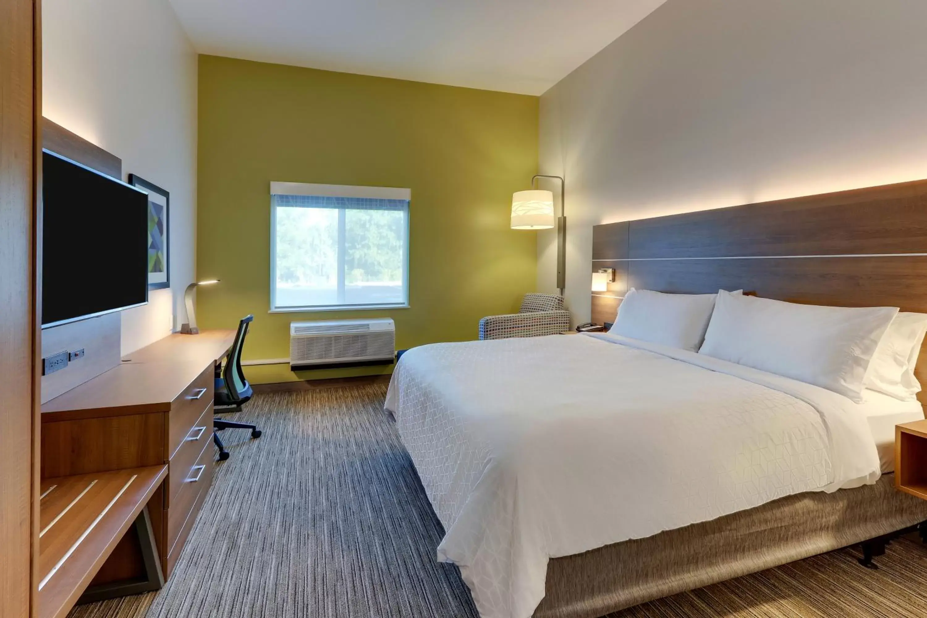 Bed in Holiday Inn Express & Suites - Saugerties - Hudson Valley, an IHG Hotel