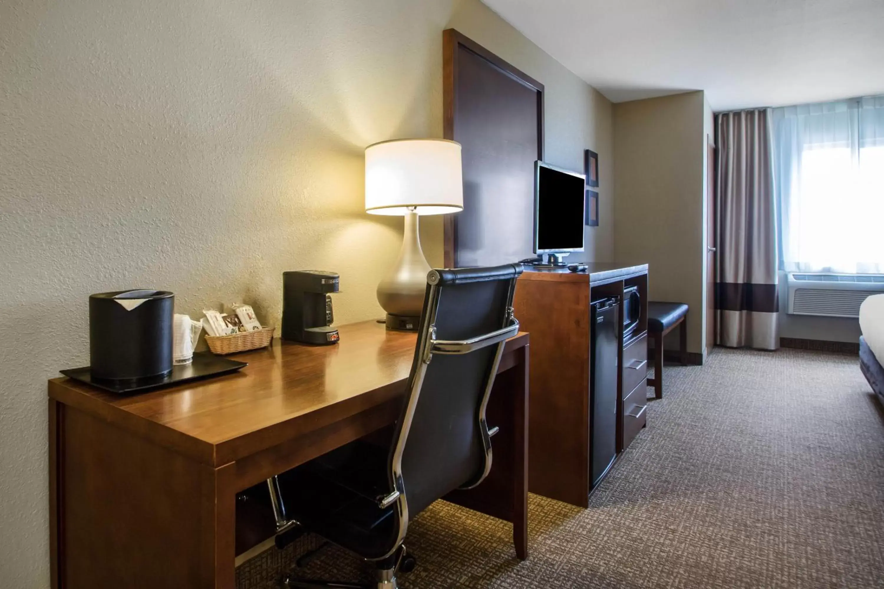 TV and multimedia, TV/Entertainment Center in Comfort Suites Johnson Creek Conference