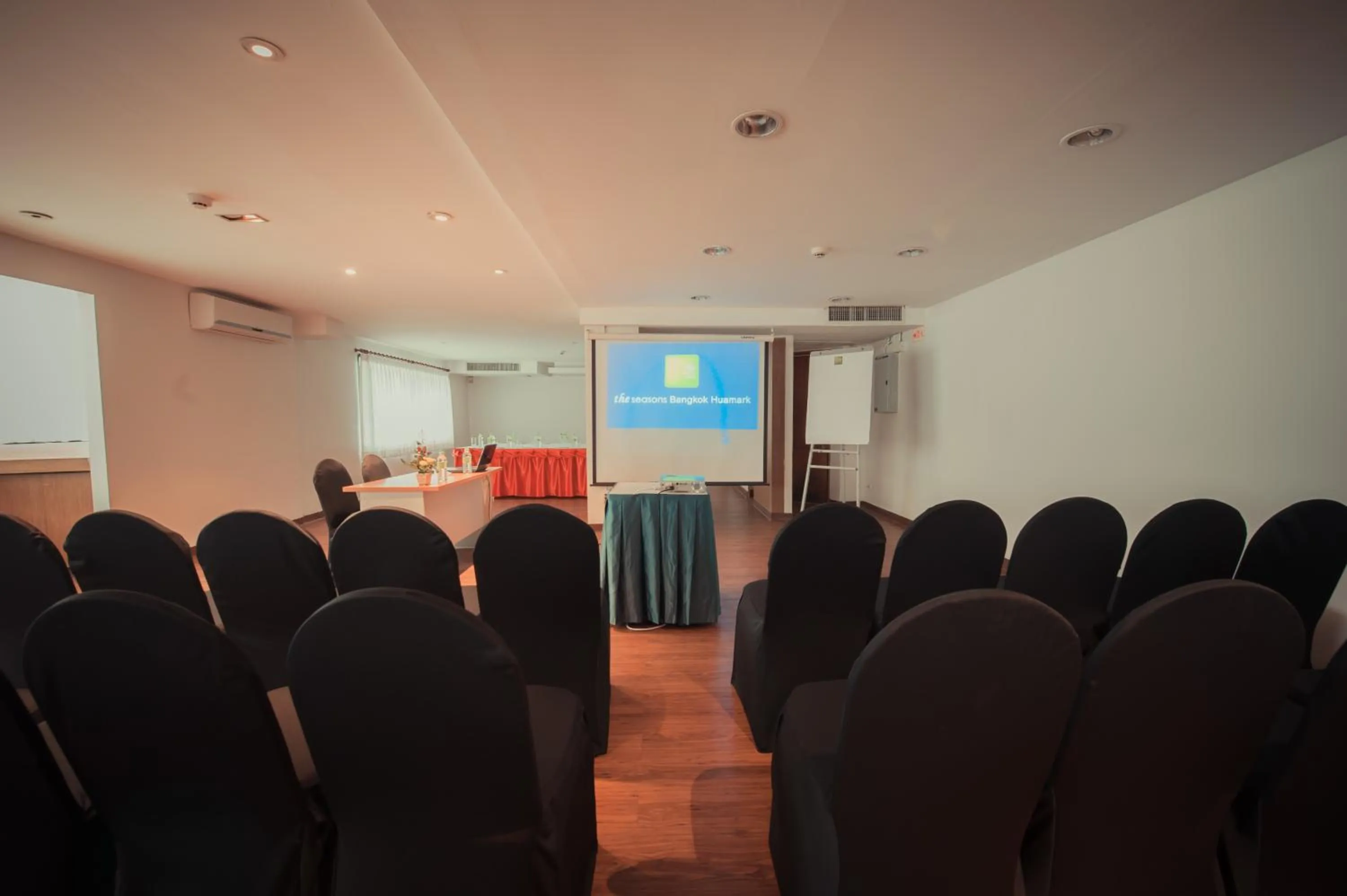 Business facilities in The Seasons Bangkok Huamark