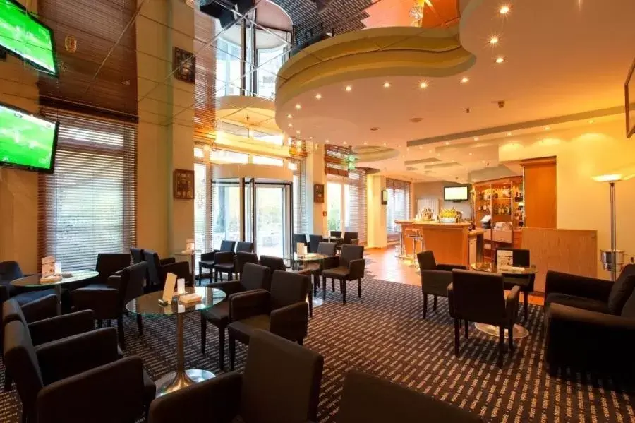 Lounge or bar, Restaurant/Places to Eat in relexa Hotel Frankfurt am Main (Superior)