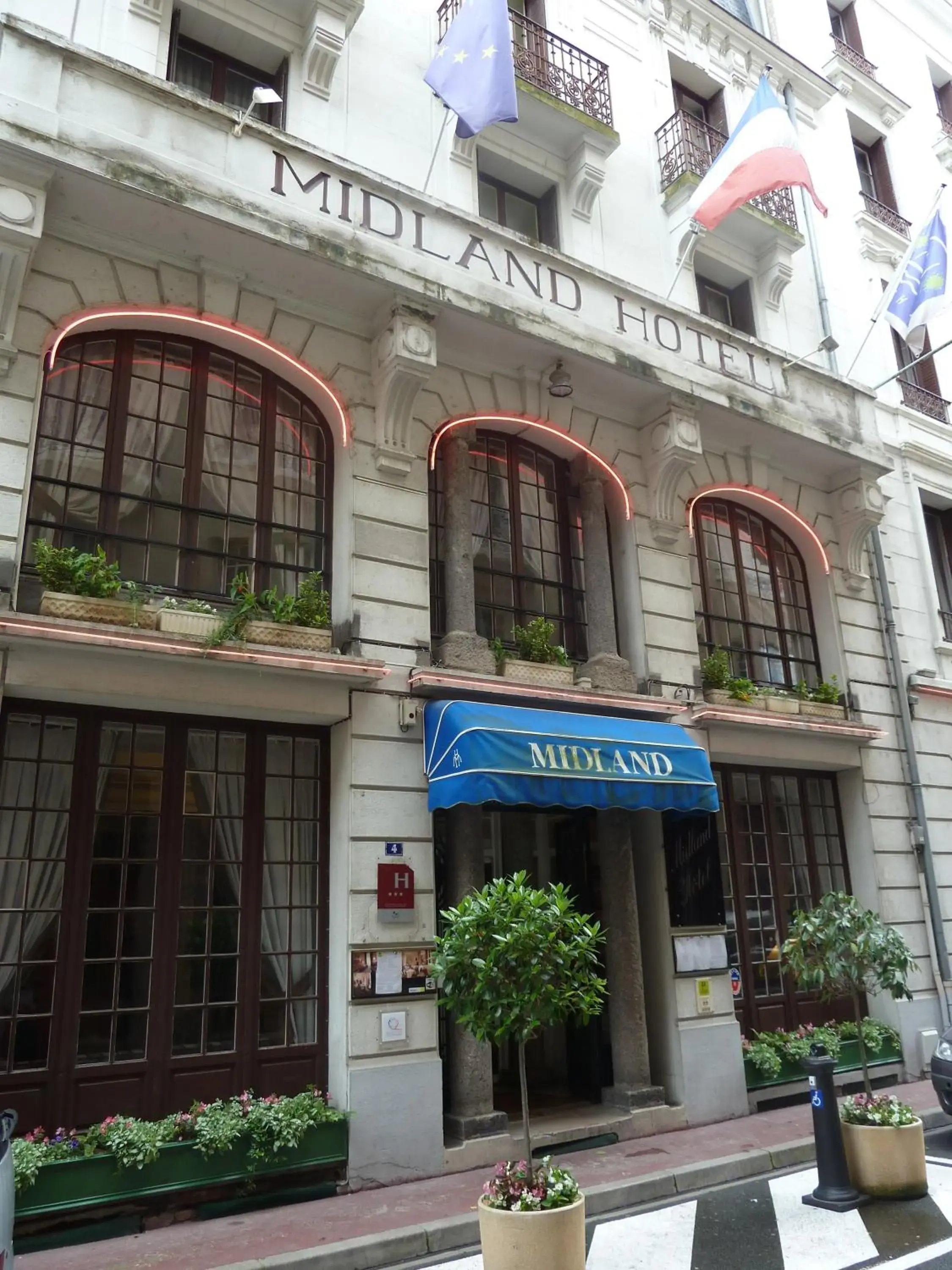 Facade/entrance, Property Building in Logis Le Midland